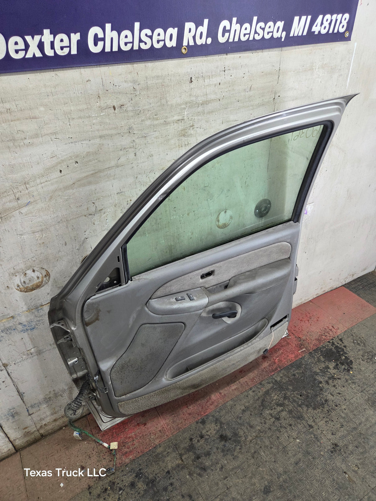 1999-2006 Chevrolet Silverado / GMC Sierra 1500 2500 3500 HD Front Passenger side Door RH