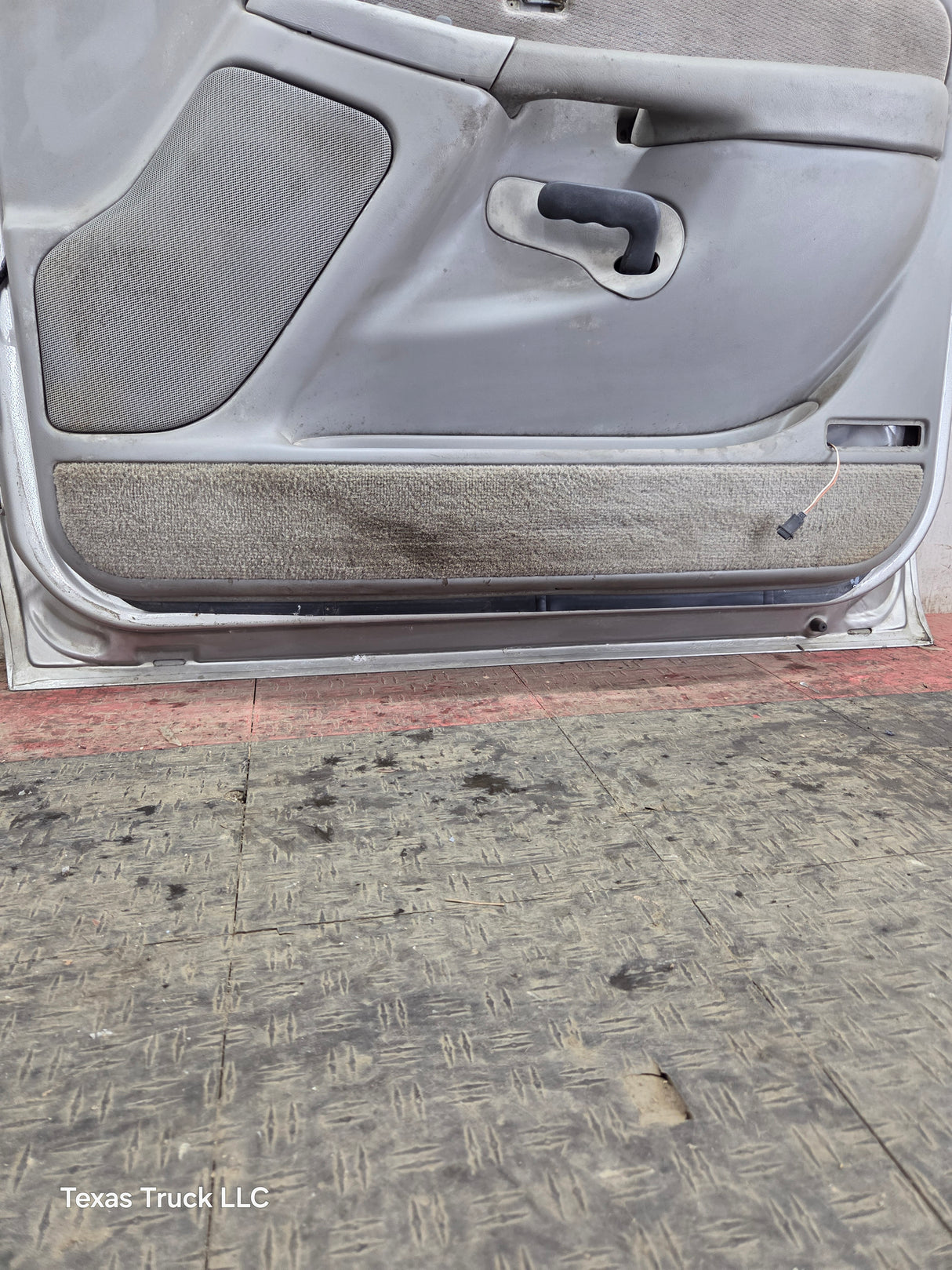 1999-2006 Chevrolet Silverado / GMC Sierra 1500 2500 3500 HD Front Passenger side Door RH