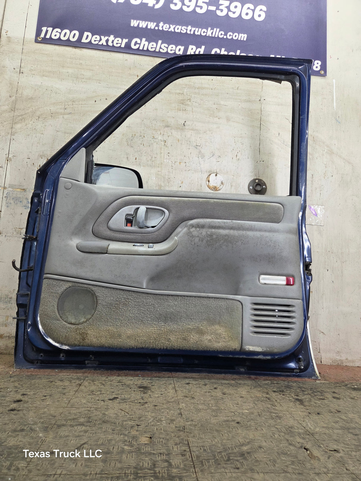 1988-2000 Chevrolet Silverado Suburban GMC Sierra RH Front Passenger Door