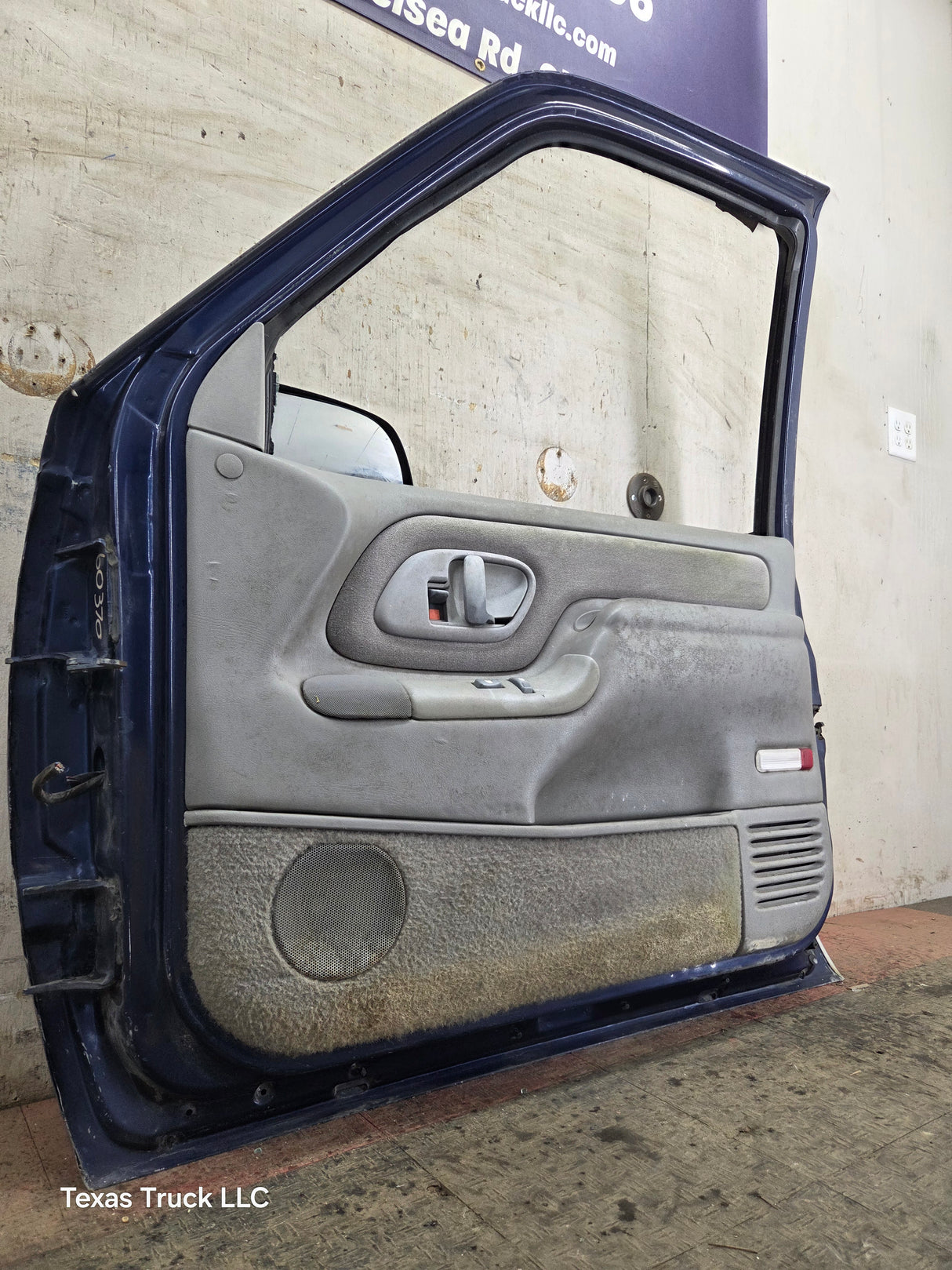 1988-2000 Chevrolet Silverado Suburban GMC Sierra RH Front Passenger Door