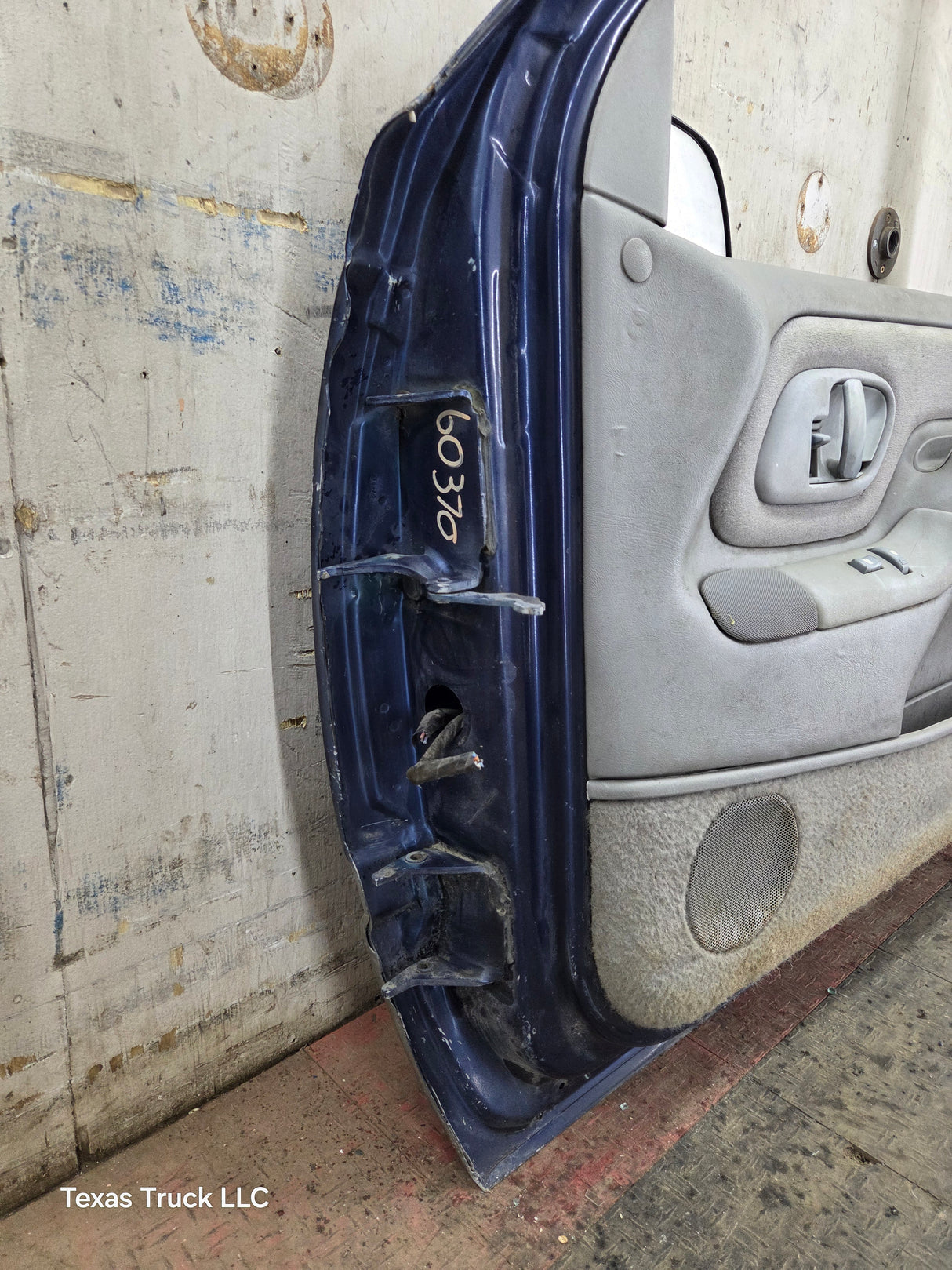 1988-2000 Chevrolet Silverado Suburban GMC Sierra RH Front Passenger Door