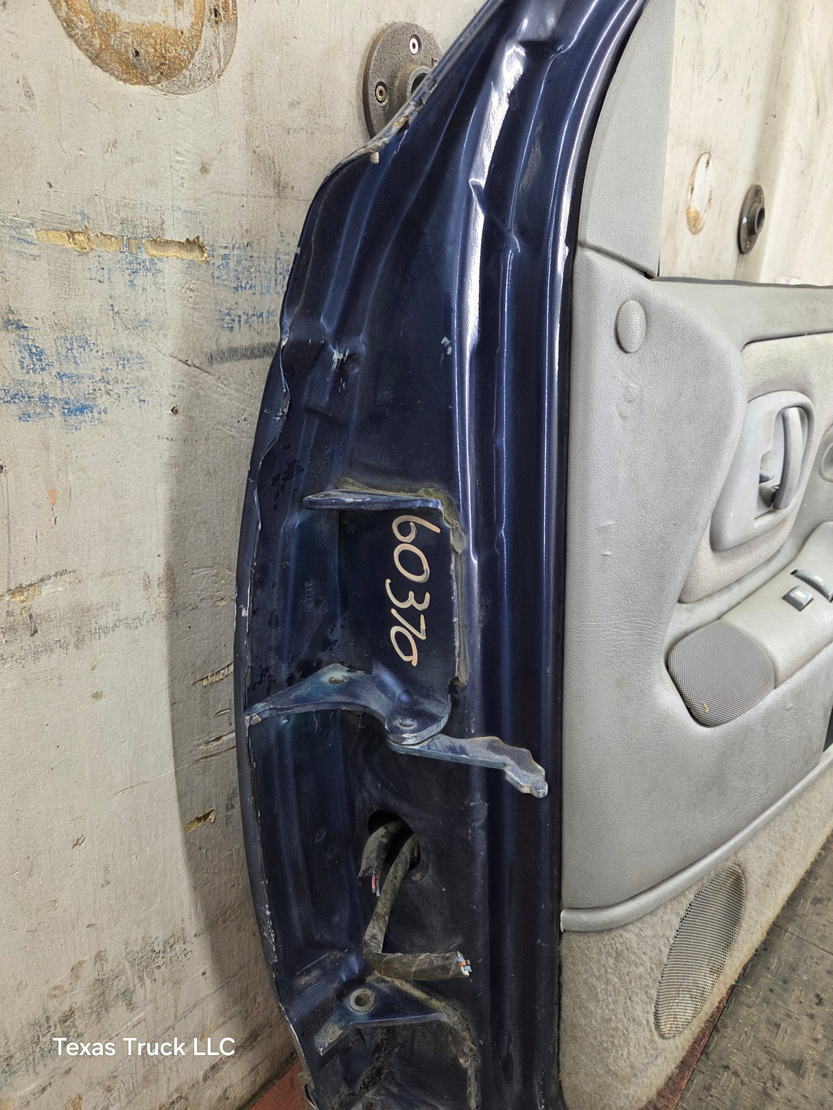 1988-2000 Chevrolet Silverado Suburban GMC Sierra RH Front Passenger Door