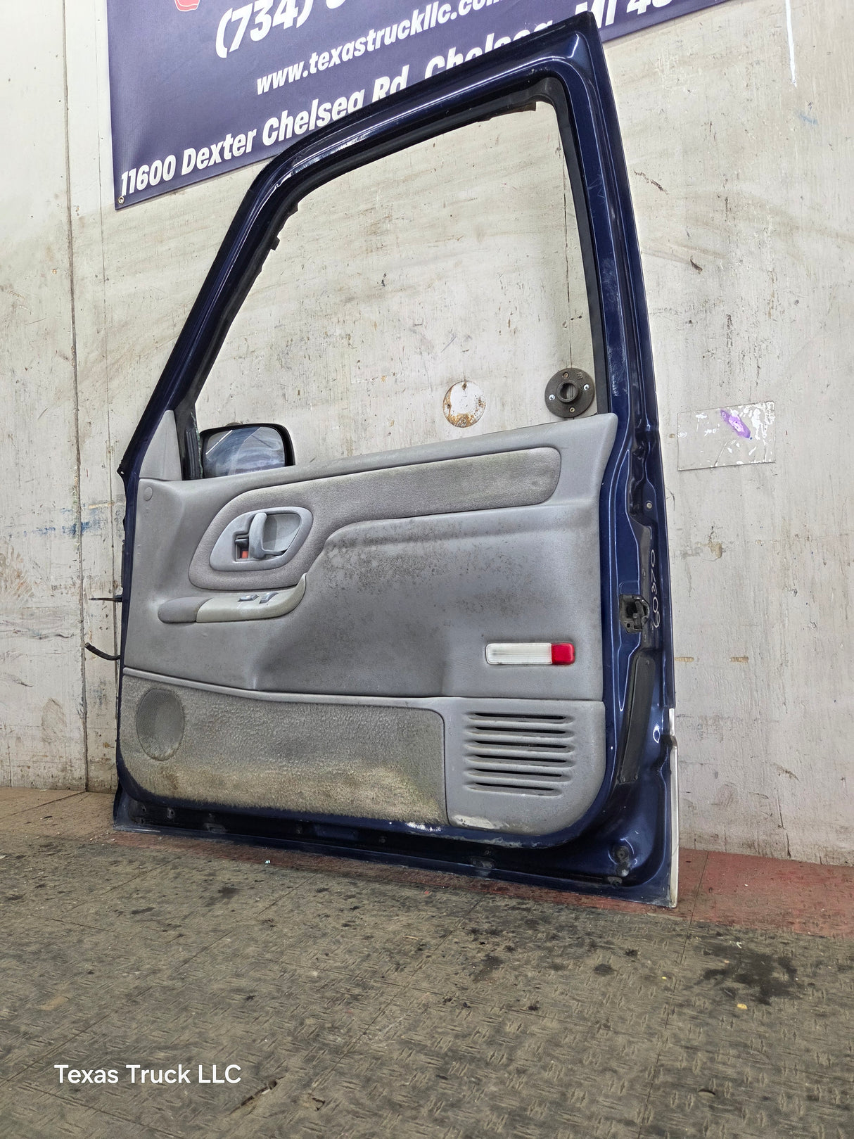 1988-2000 Chevrolet Silverado Suburban GMC Sierra RH Front Passenger Door