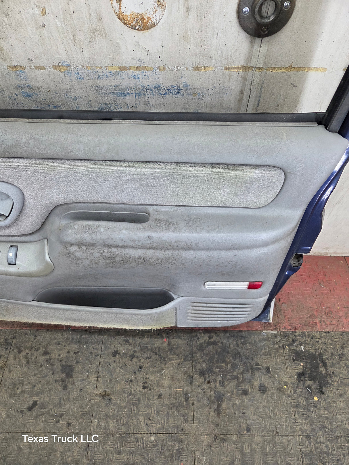 1988-2000 Chevrolet Silverado Suburban GMC Sierra RH Front Passenger Door