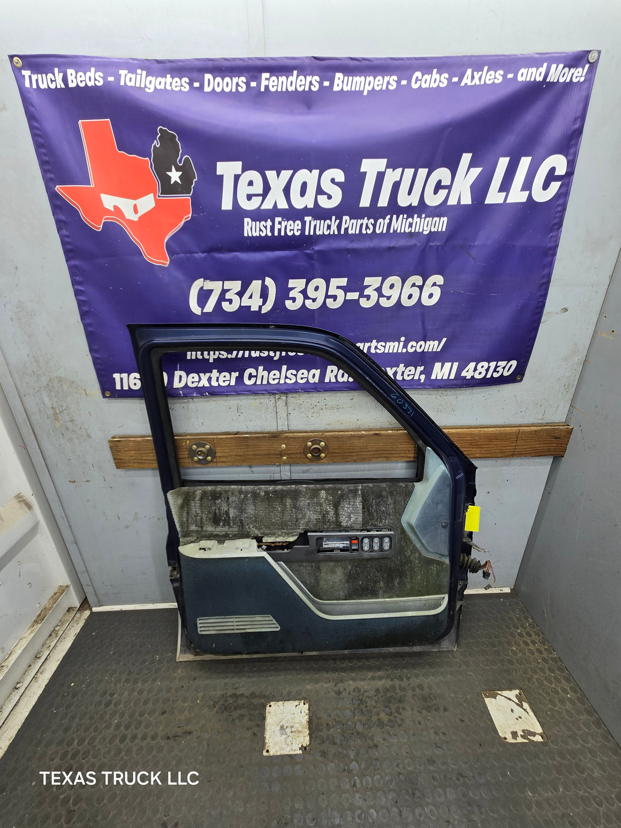 1988-2000 Chevrolet Silverado Suburban GMC Sierra LH Front Driver Side Door
