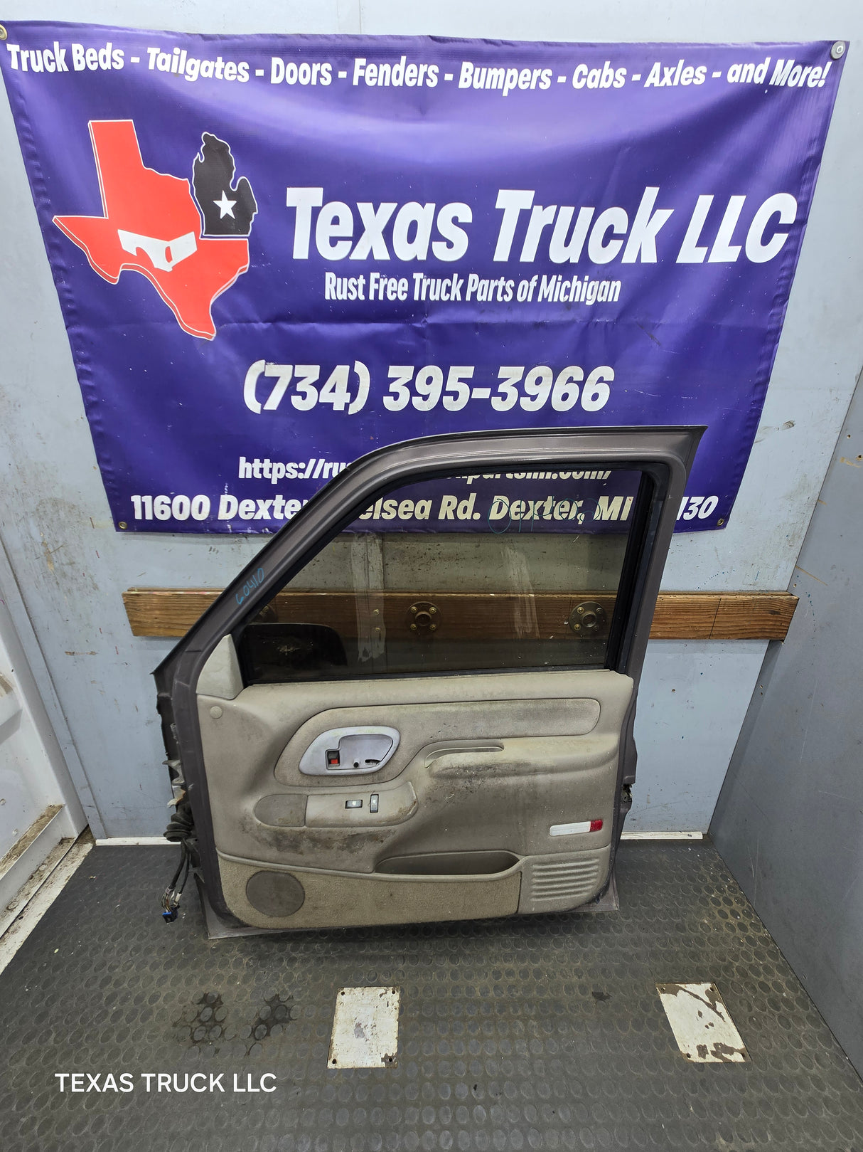 1988-2000 Chevrolet Silverado Suburban GMC Sierra RH Front Passenger Door