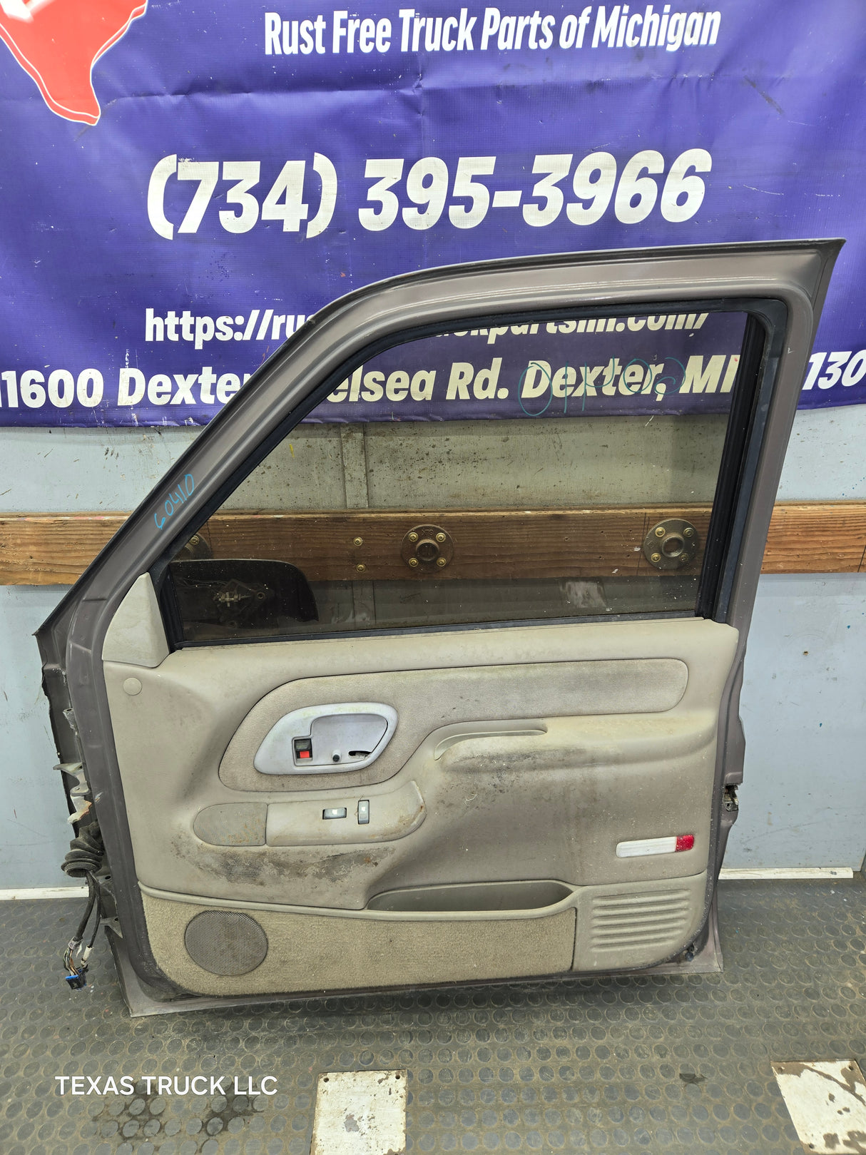 1988-2000 Chevrolet Silverado Suburban GMC Sierra RH Front Passenger Door