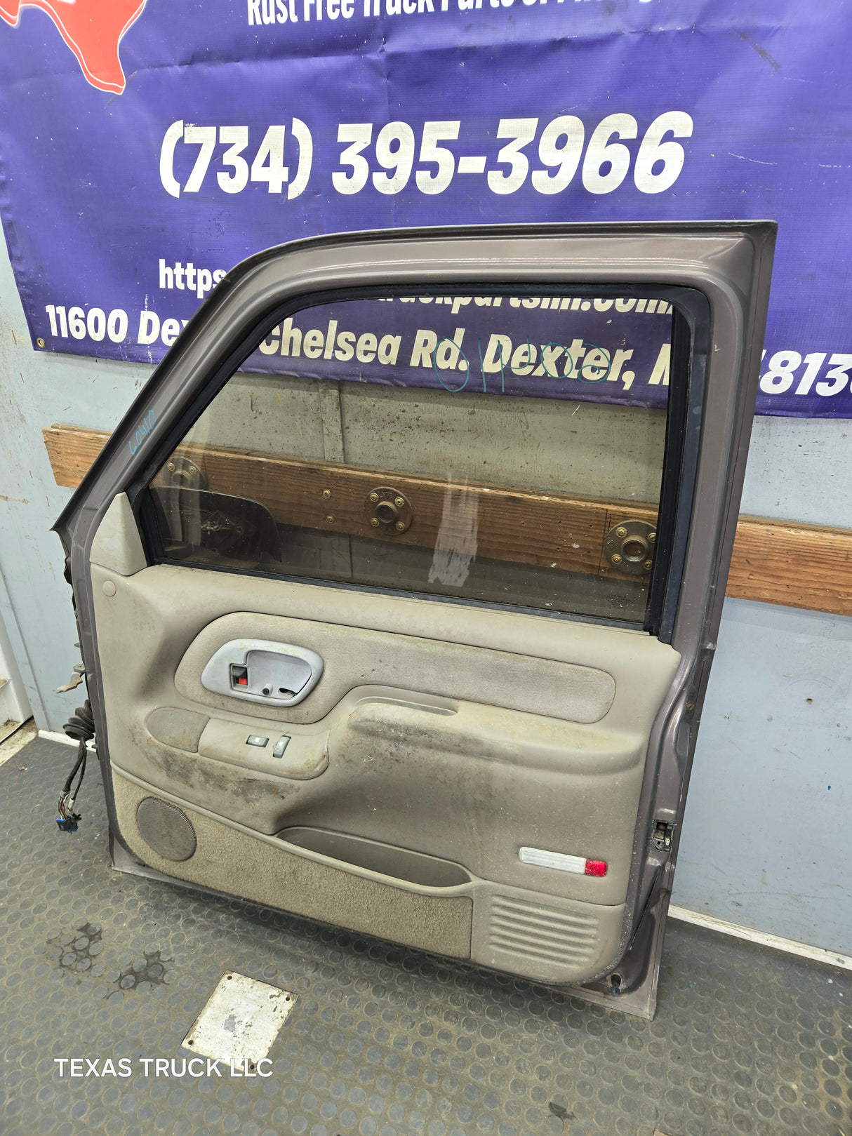 1988-2000 Chevrolet Silverado Suburban GMC Sierra RH Front Passenger Door