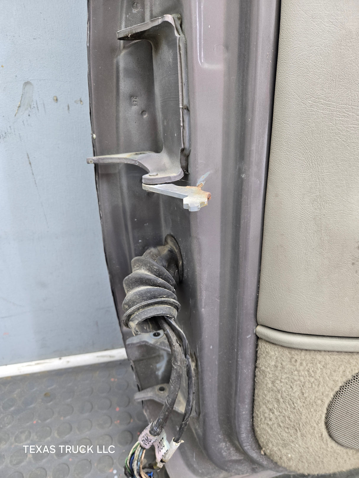 1988-2000 Chevrolet Silverado Suburban GMC Sierra RH Front Passenger Door