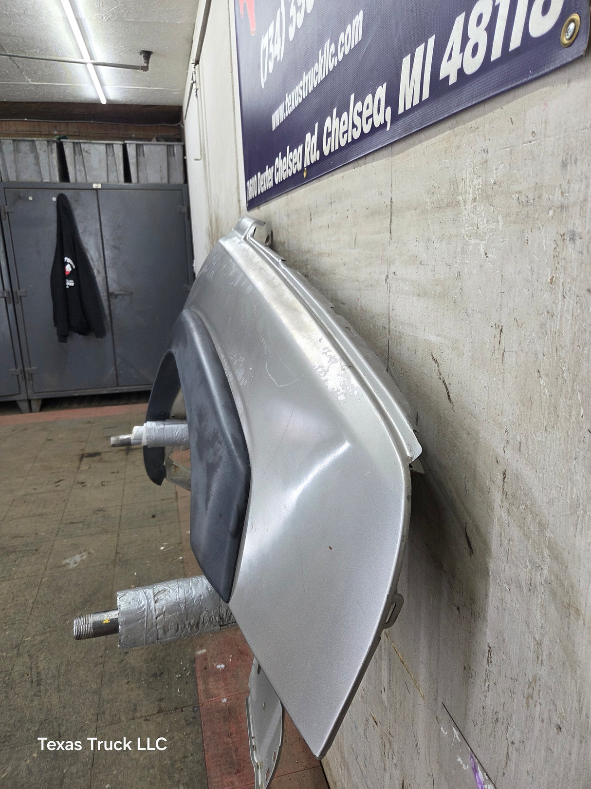 2003-2007 Chevrolet Silverado / Tahoe / Suburban 1500 2500 3500 HD RH Passenger Side "Cateye" Front Fender