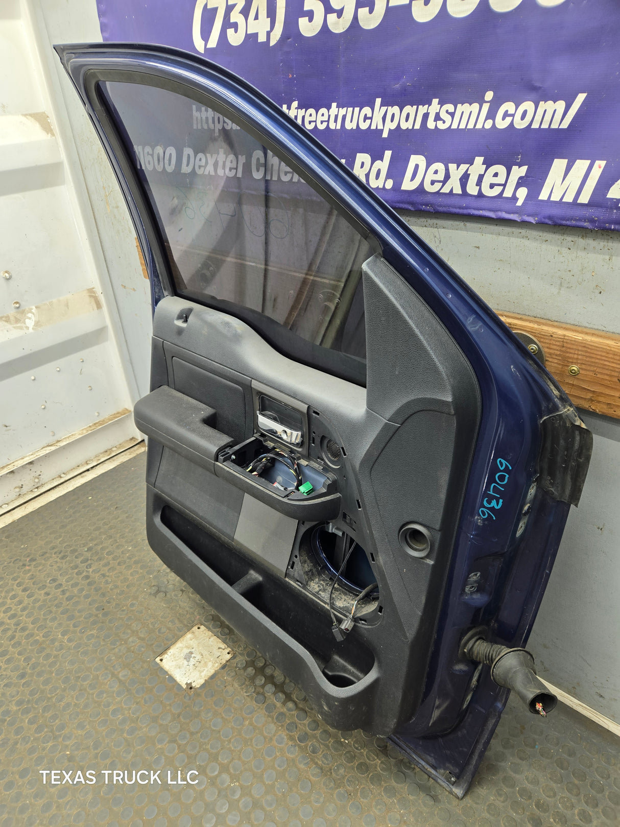 2004-2008 Ford F150 Crew Cab Driver Side Front Door LH