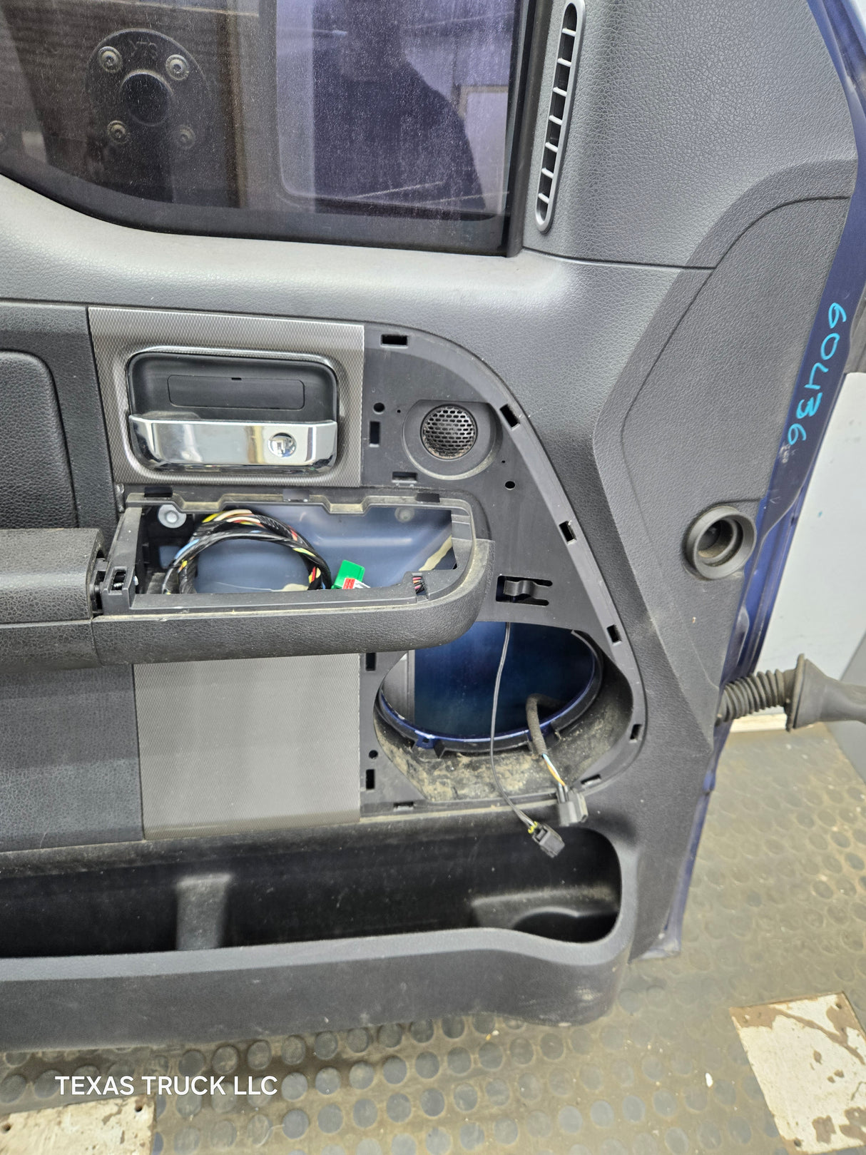 2004-2008 Ford F150 Crew Cab Driver Side Front Door LH