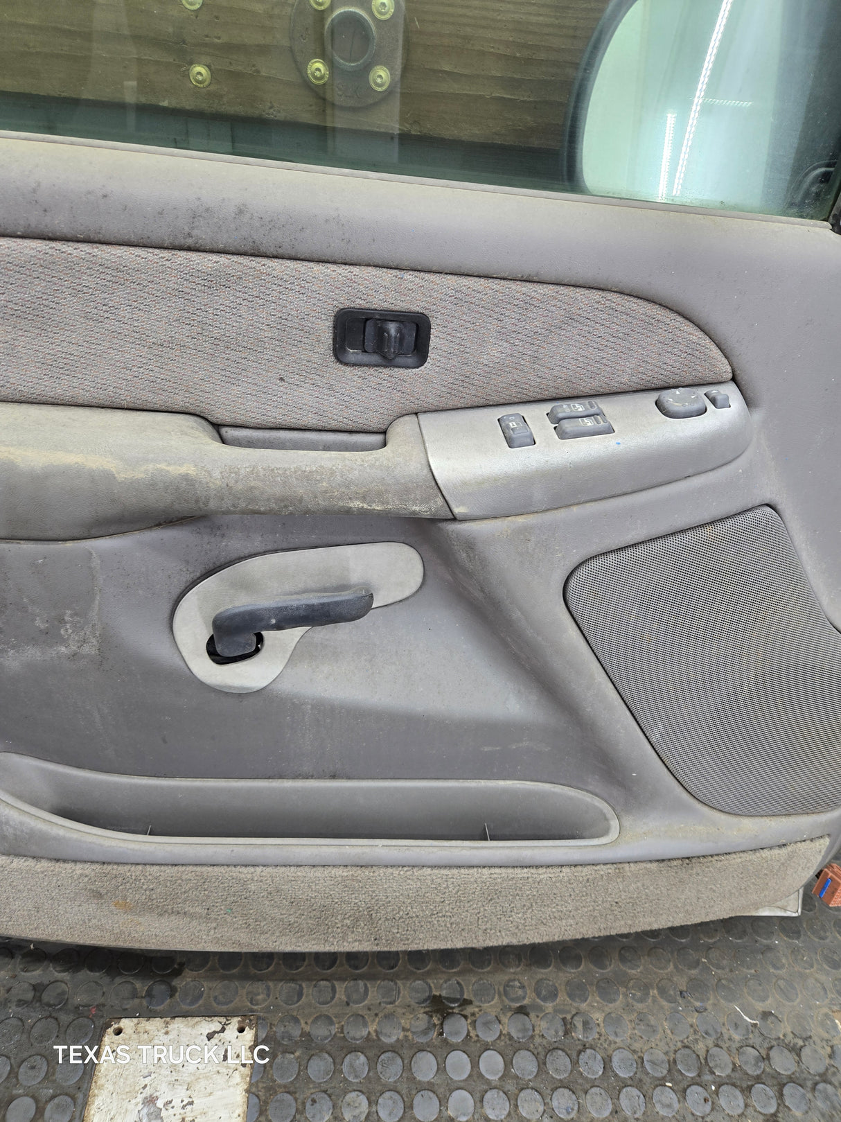 1999-2006 Chevrolet Silverado / GMC Sierra 1500 2500 3500 HD Front Driver Side Door LH