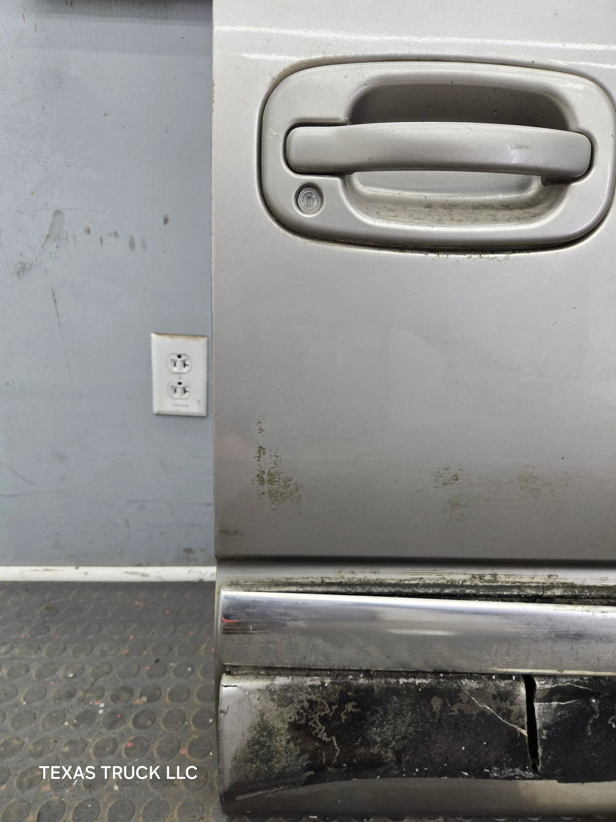 1999-2006 Chevrolet Silverado / GMC Sierra 1500 2500 3500 HD Front Passenger Side Door RH