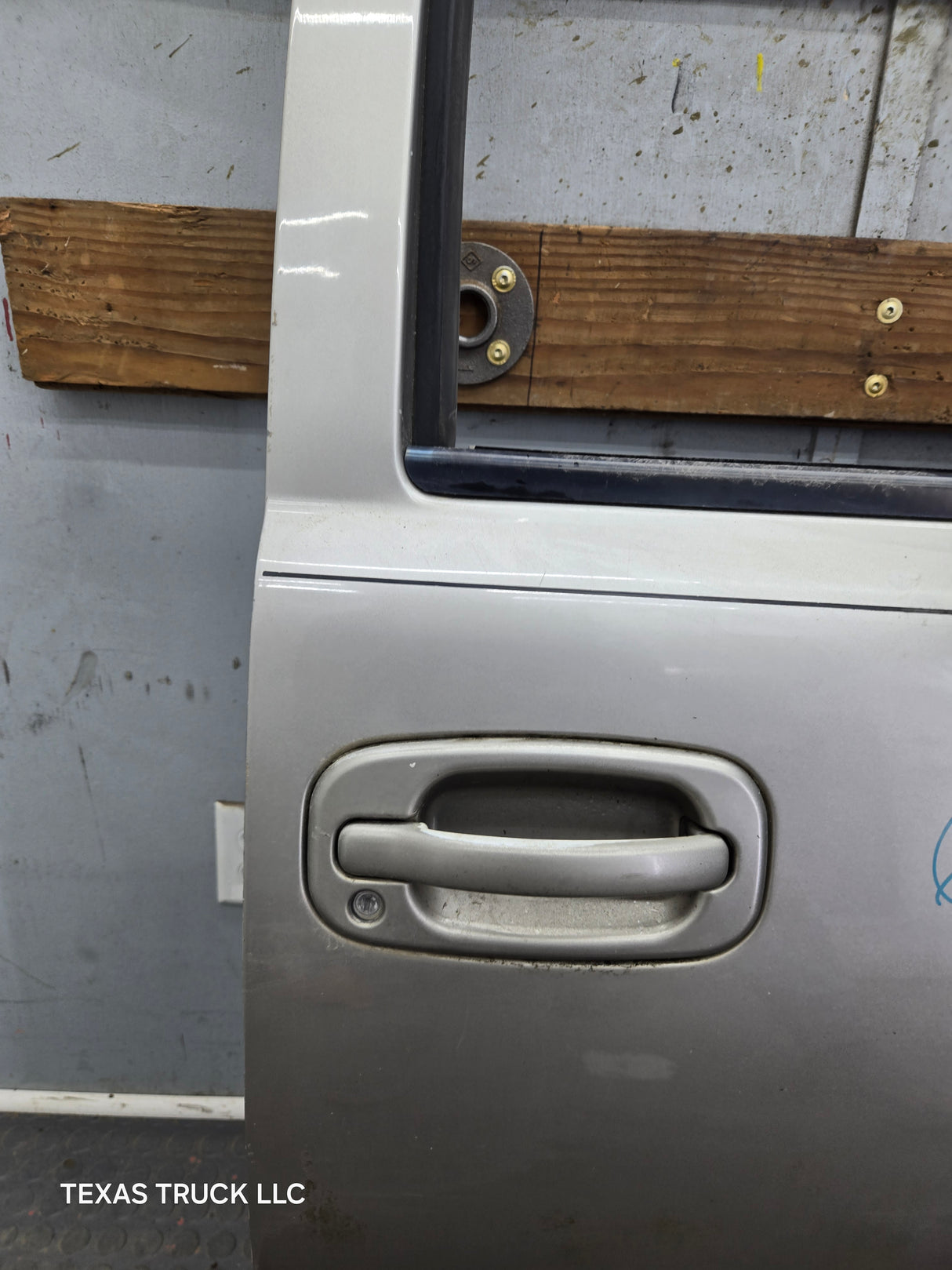 1999-2006 Chevrolet Silverado / GMC Sierra 1500 2500 3500 HD Front Passenger Side Door RH