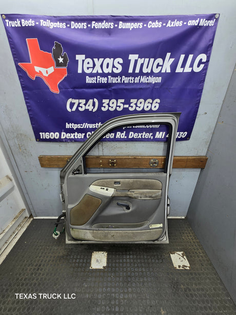 1999-2006 Chevrolet Silverado / GMC Sierra 1500 2500 3500 HD Front Passenger Side Door RH