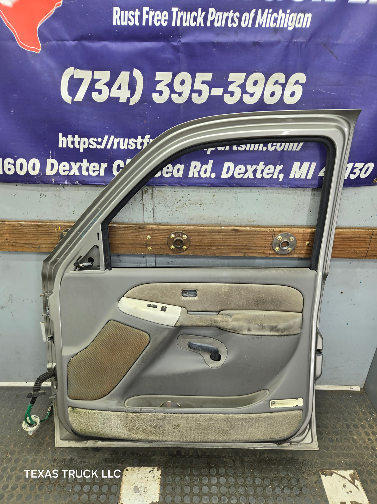 1999-2006 Chevrolet Silverado / GMC Sierra 1500 2500 3500 HD Front Passenger Side Door RH