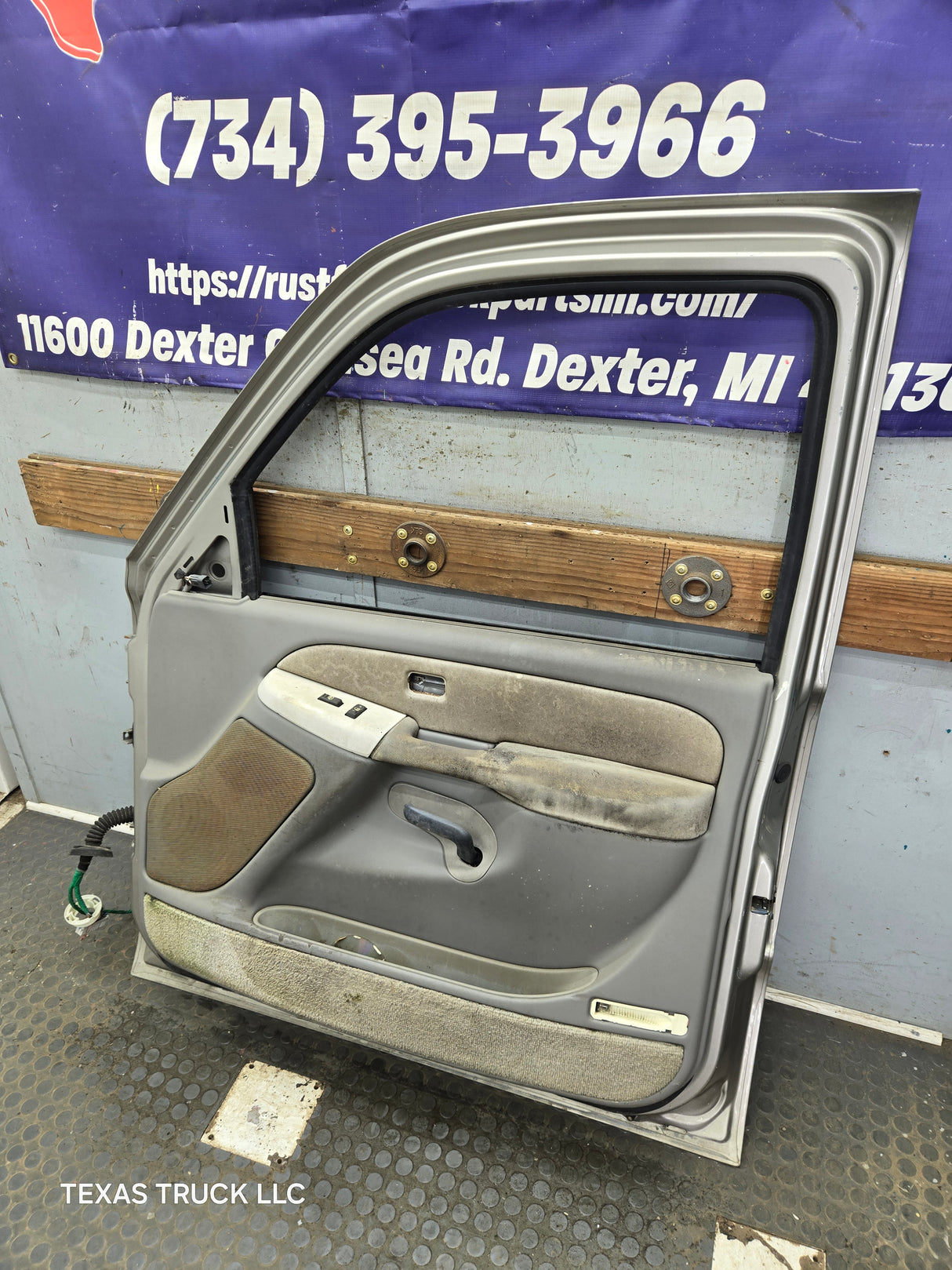 1999-2006 Chevrolet Silverado / GMC Sierra 1500 2500 3500 HD Front Passenger Side Door RH