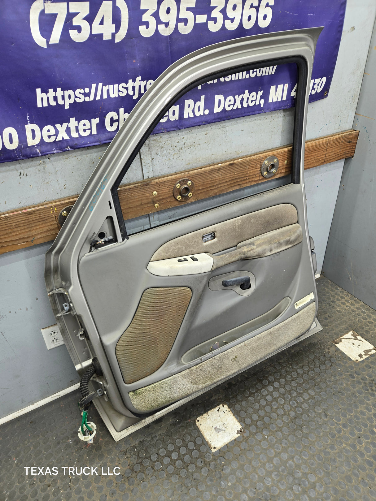 1999-2006 Chevrolet Silverado / GMC Sierra 1500 2500 3500 HD Front Passenger Side Door RH