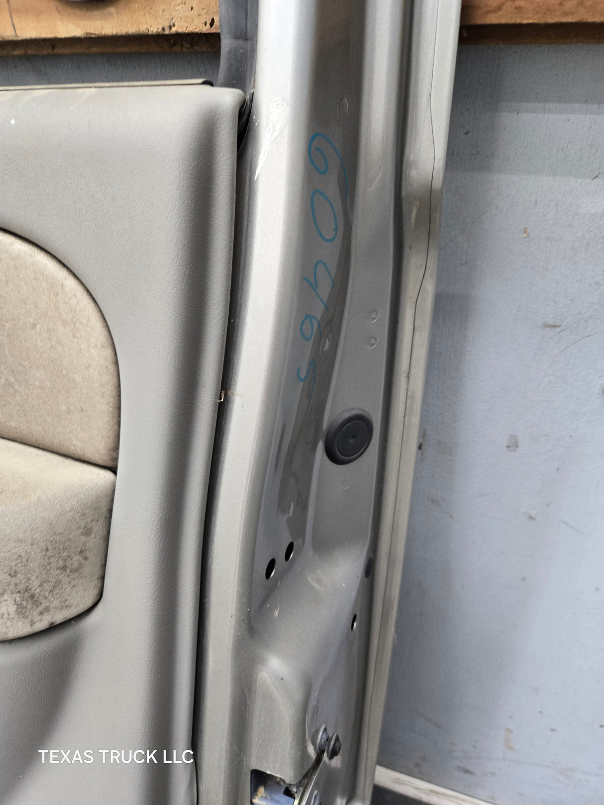 1999-2006 Chevrolet Silverado / GMC Sierra 1500 2500 3500 HD Front Passenger Side Door RH