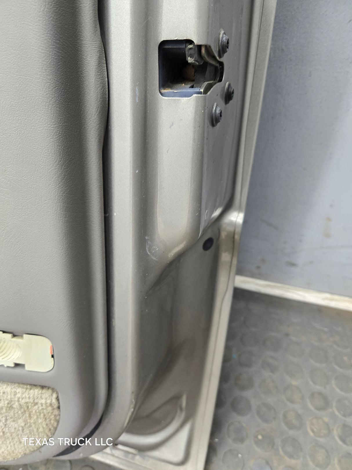 1999-2006 Chevrolet Silverado / GMC Sierra 1500 2500 3500 HD Front Passenger Side Door RH