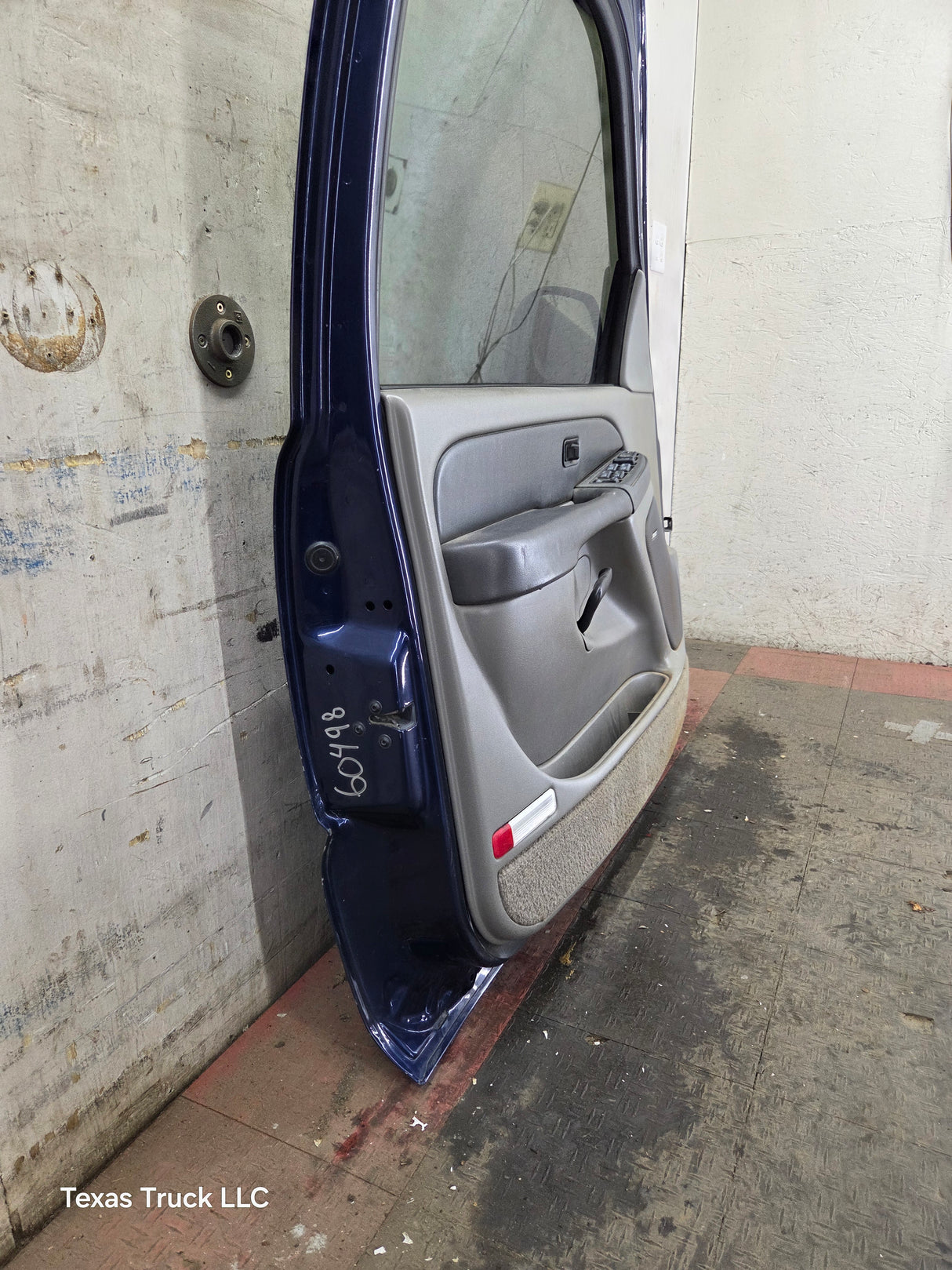 1999-2006 Chevrolet Silverado / GMC Sierra 1500 2500 3500 HD Front Driver Side Door