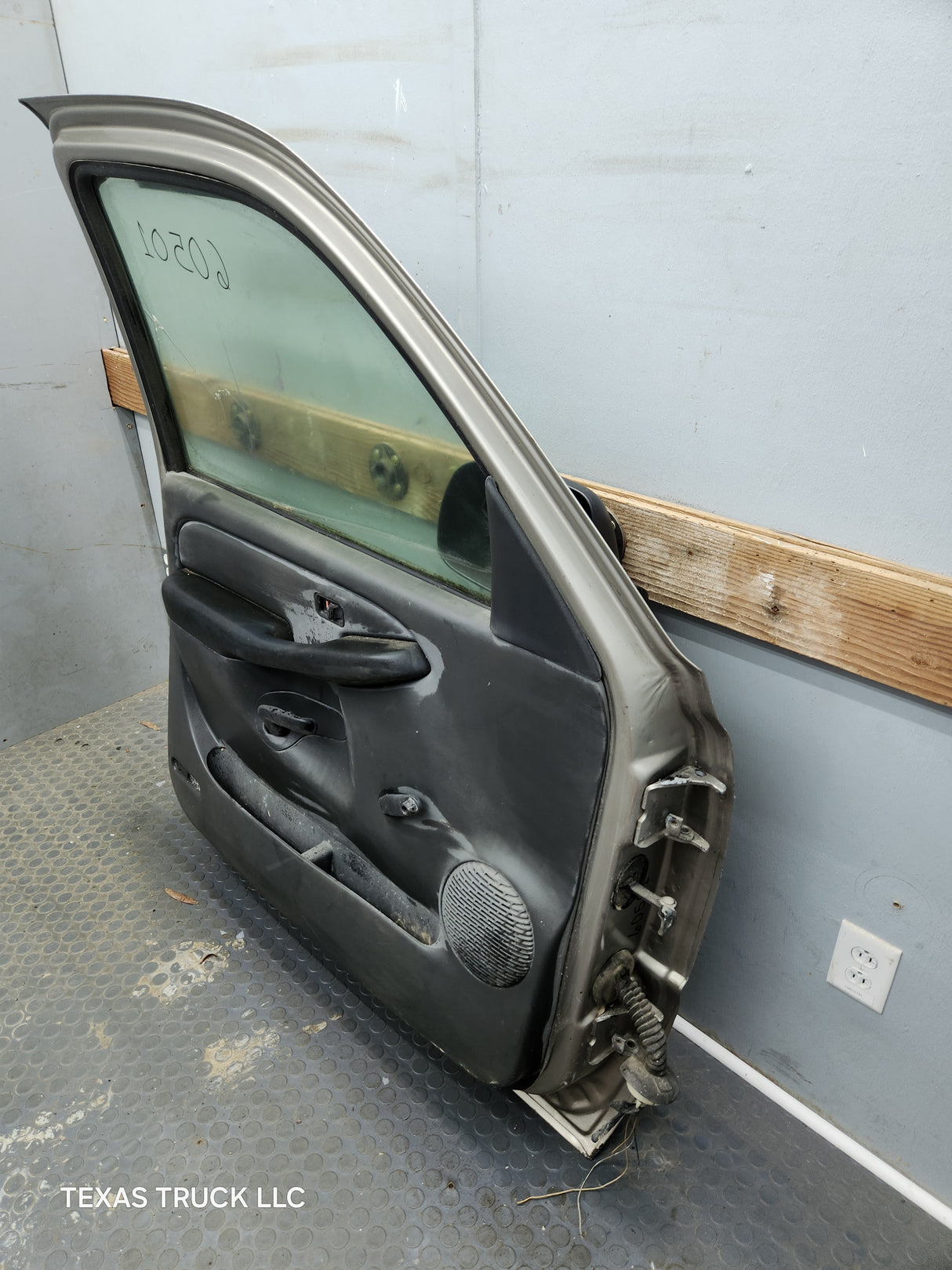 1999-2006 Chevrolet Silverado / GMC Sierra 1500 2500 3500 HD LH Front Driver Side Door