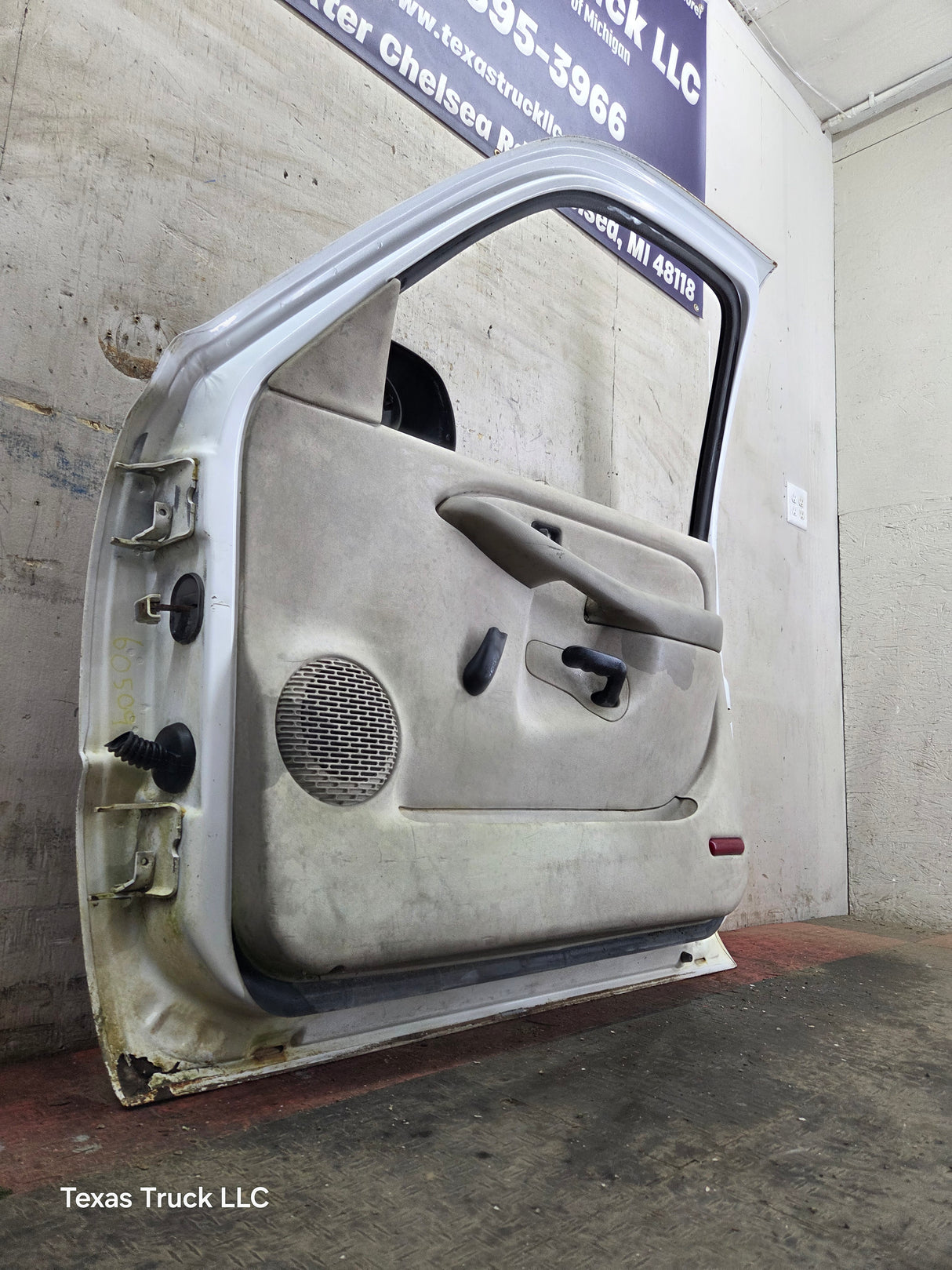 1999-2006 Chevrolet Silverado / GMC Sierra 1500 2500 3500 HD Front Passenger side Door RH