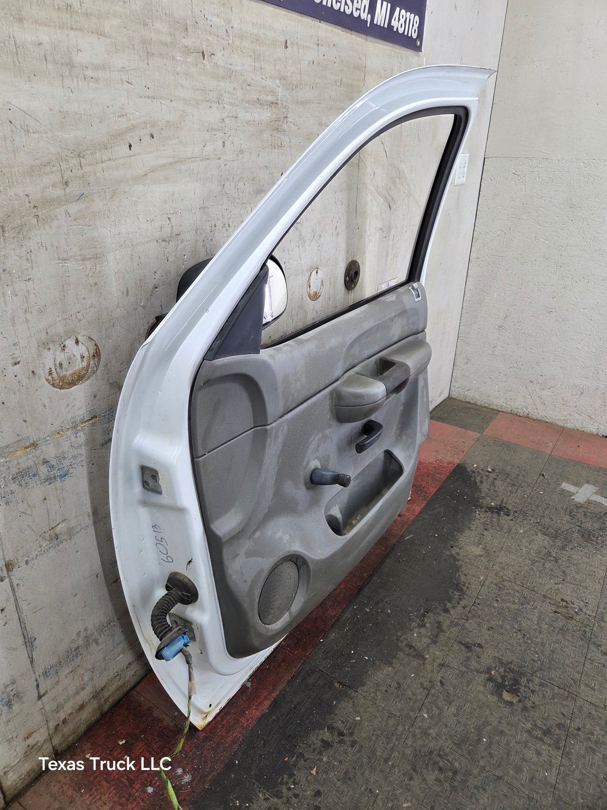 2007-2013 Chevrolet Silverado / GMC Sierra 1500 2500 3500 HD RH Front Passenger Side Door