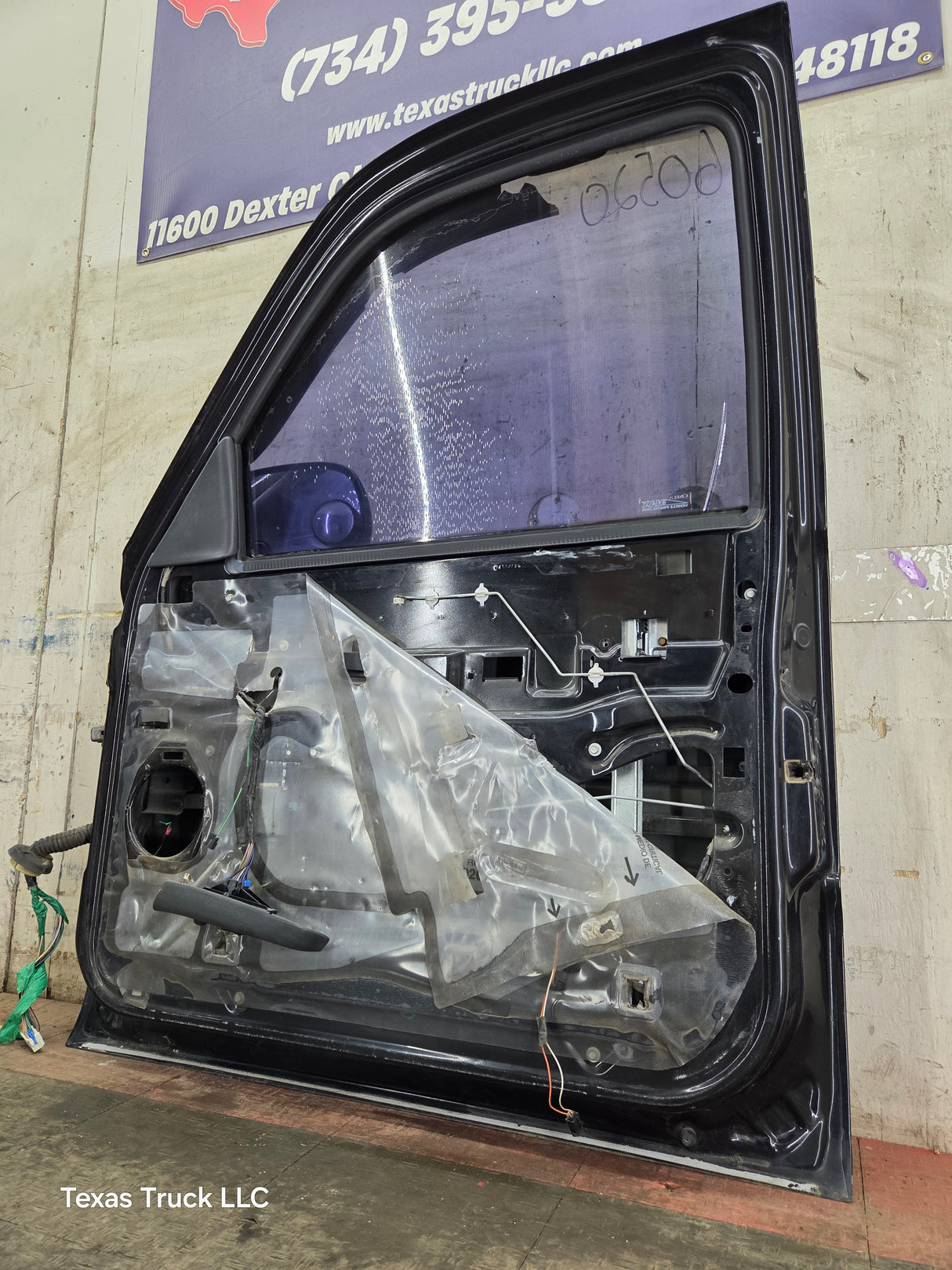 1999-2006 Chevrolet Silverado / GMC Sierra 1500 2500 3500 HD Front Passenger side Door RH