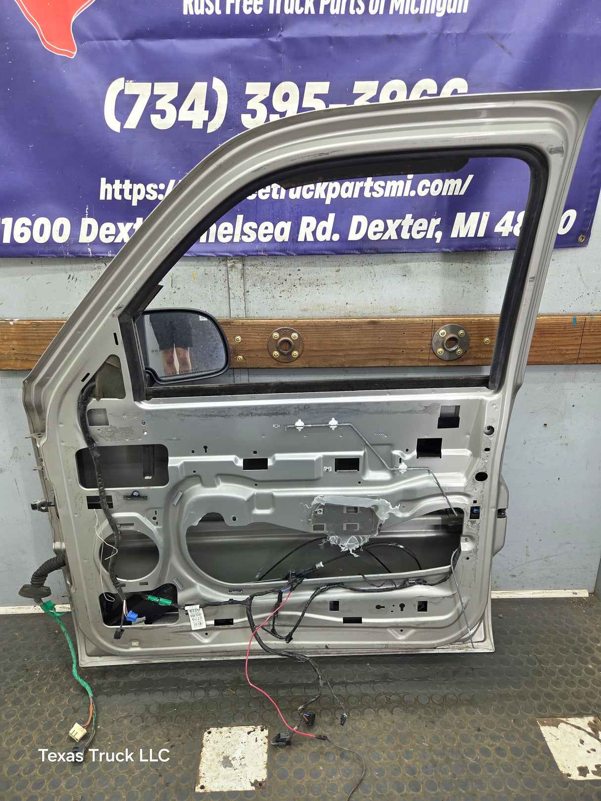 1999-2006 Chevrolet Silverado / GMC Sierra 1500 2500 3500 HD Front Passenger side Door RH