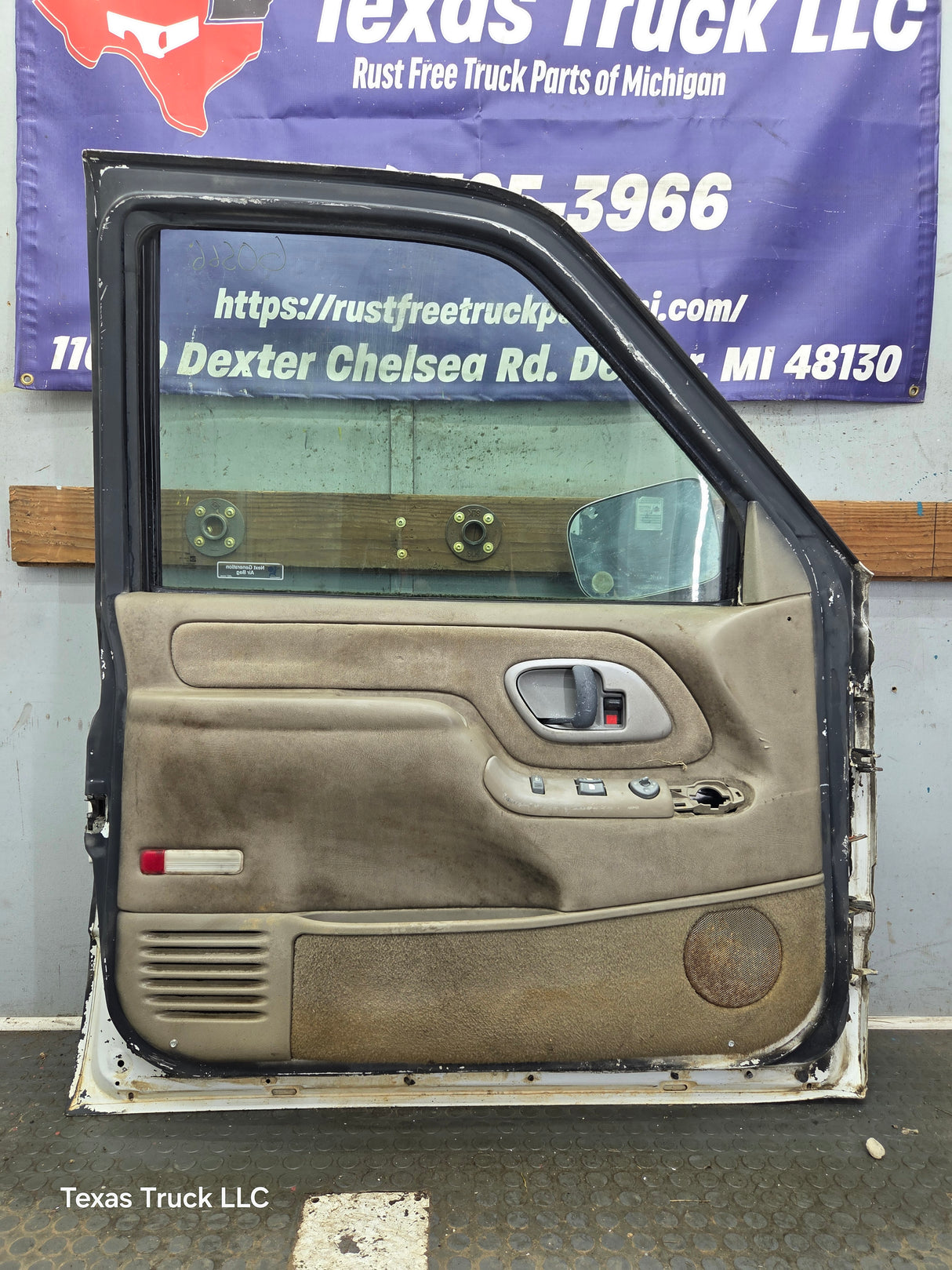 1988-2000 Chevrolet Silverado Suburban GMC Sierra LH Front Driver Side Door