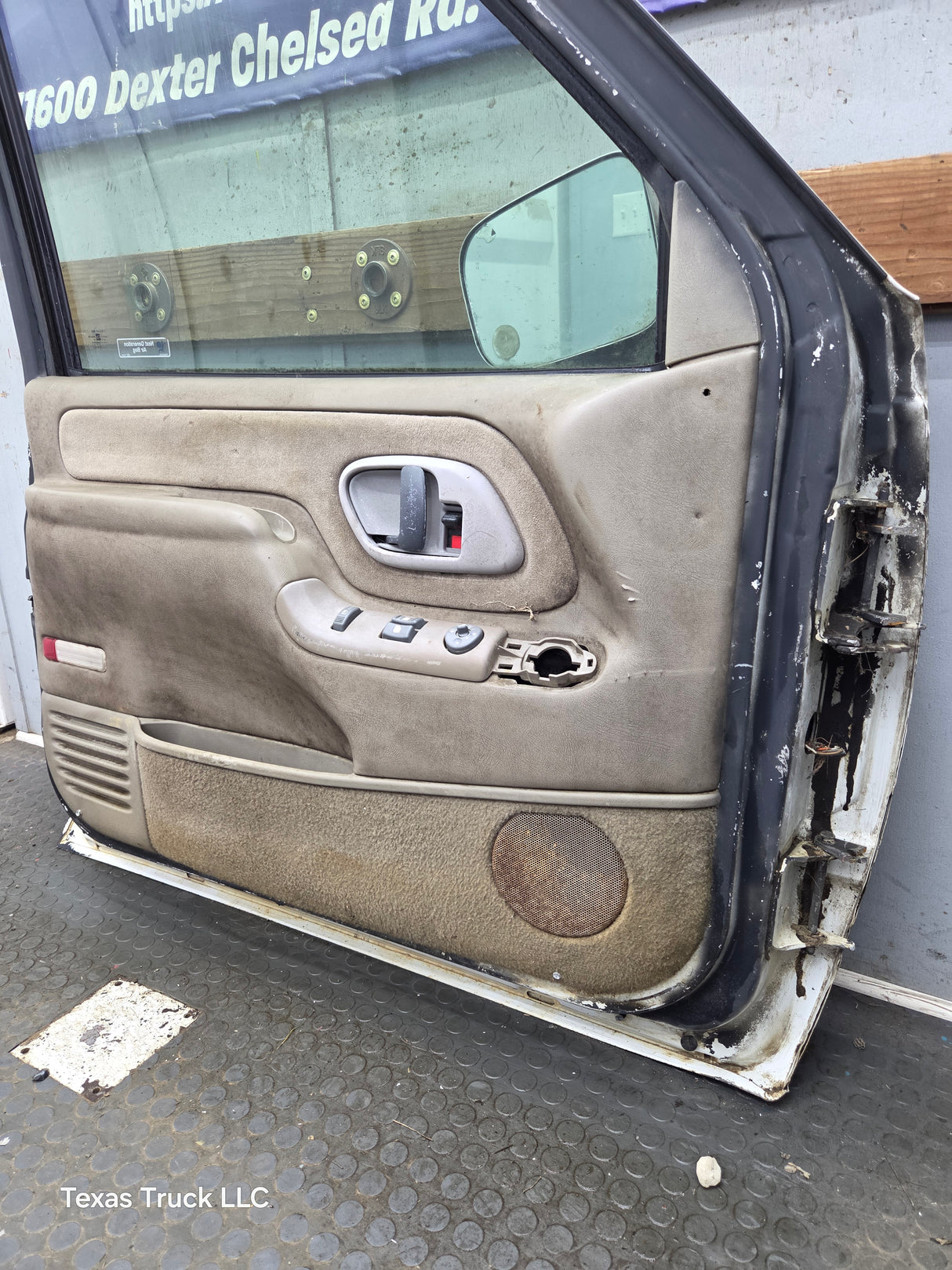 1988-2000 Chevrolet Silverado Suburban GMC Sierra LH Front Driver Side Door