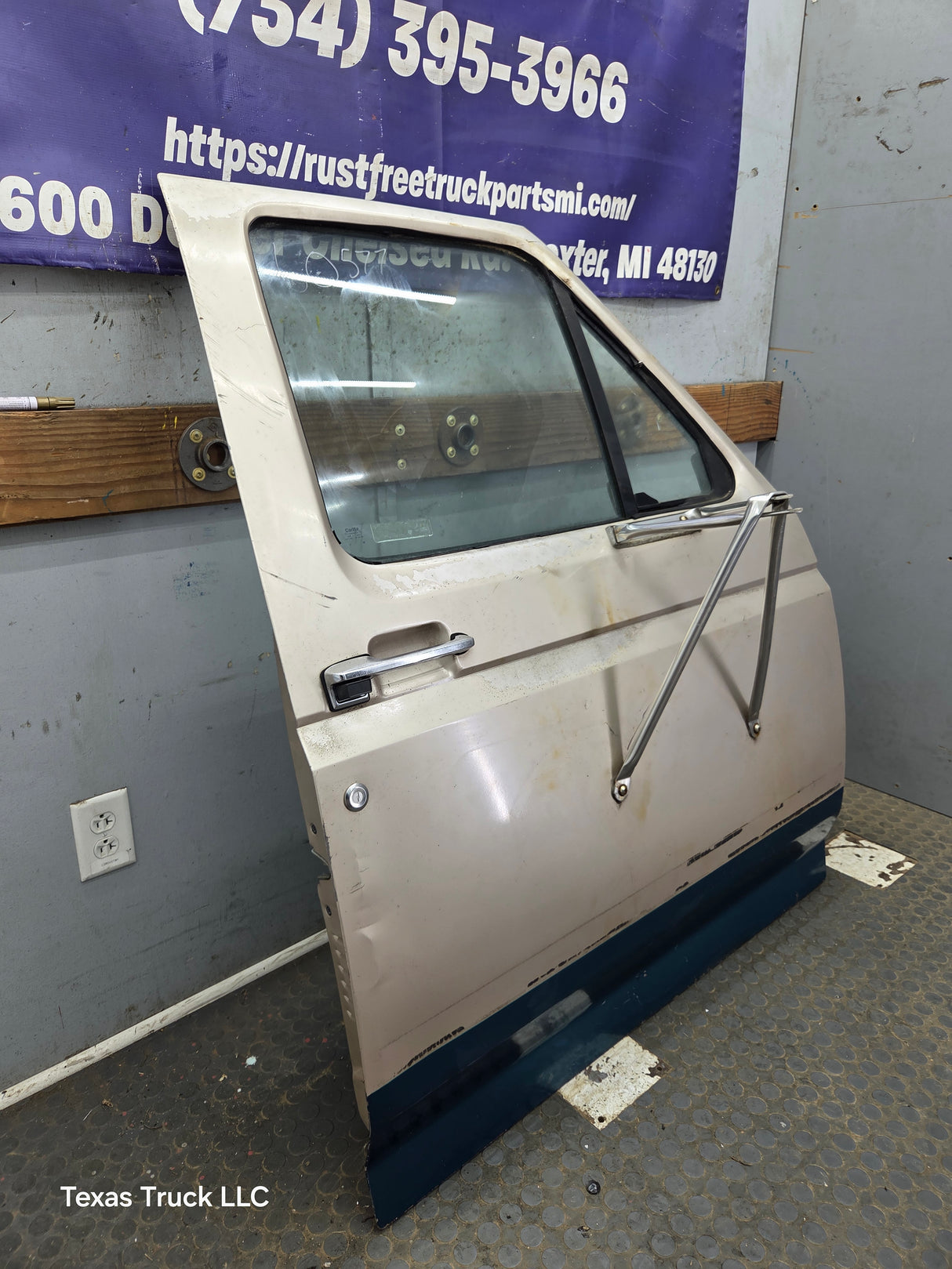 1980-1986 Ford F Series F250 F350 F450 F550 Passenger Side Front Door RH