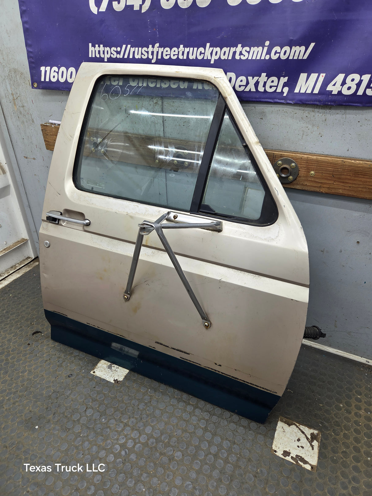 1980-1986 Ford F Series F250 F350 F450 F550 Passenger Side Front Door RH