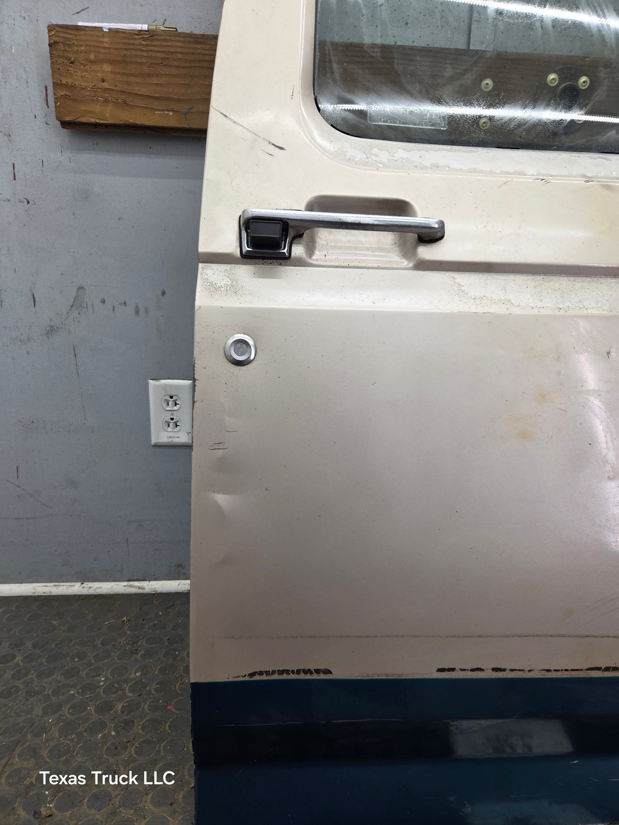 1980-1986 Ford F Series F250 F350 F450 F550 Passenger Side Front Door RH