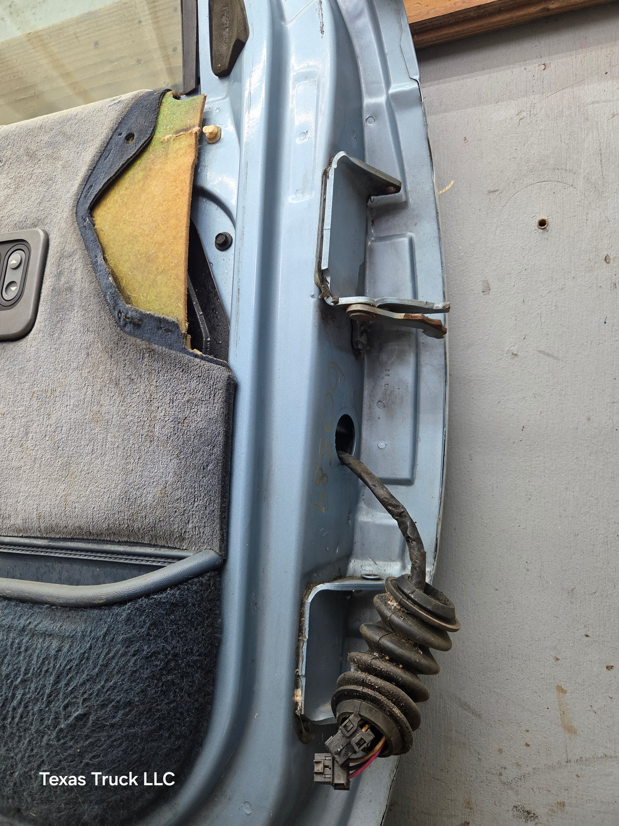 1988-2000 Chevrolet Silverado Suburban GMC Sierra LH Front Driver Side Door