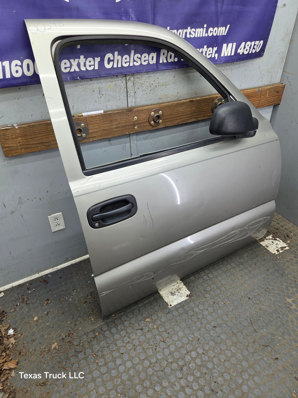 1999-2006 Chevrolet Silverado / GMC Sierra 1500 2500 3500 HD Front Passenger side Door RH