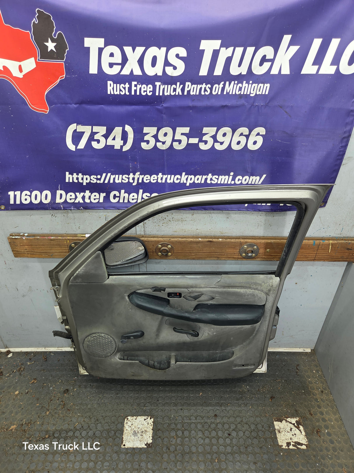 1999-2006 Chevrolet Silverado / GMC Sierra 1500 2500 3500 HD Front Passenger side Door RH