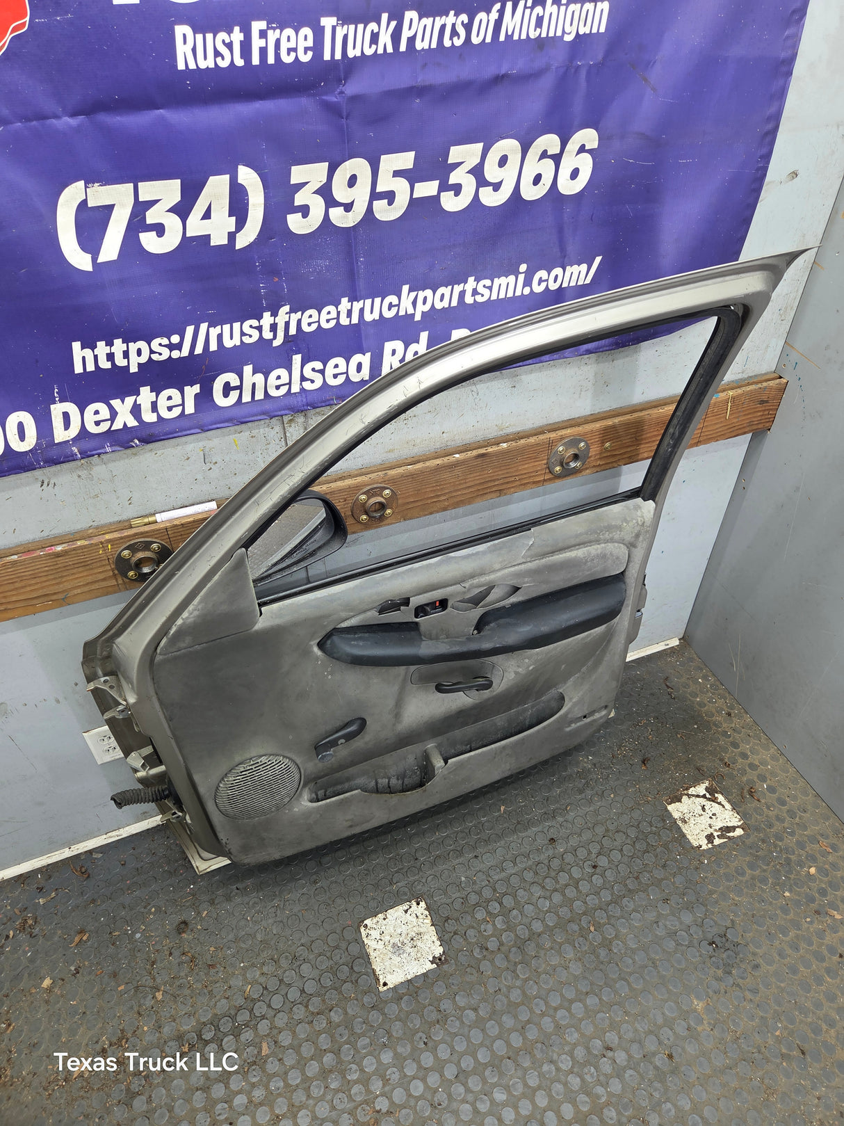 1999-2006 Chevrolet Silverado / GMC Sierra 1500 2500 3500 HD Front Passenger side Door RH