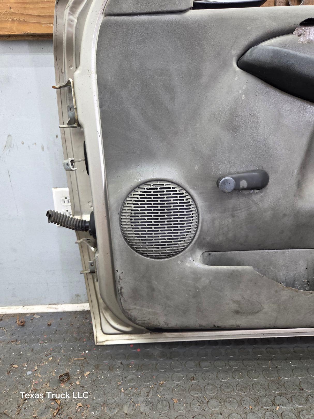 1999-2006 Chevrolet Silverado / GMC Sierra 1500 2500 3500 HD Front Passenger side Door RH