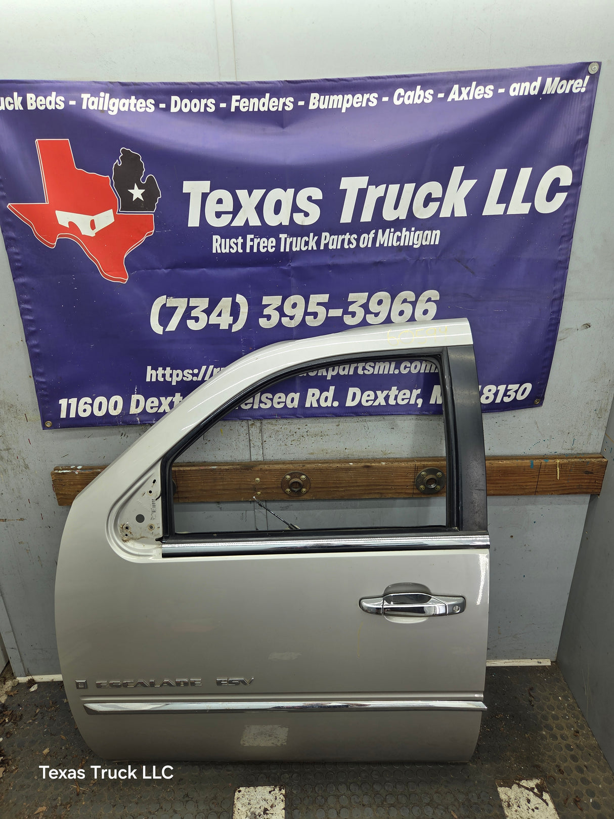 2007-2011 Cadillac Escalade LH Front Driver Side Door