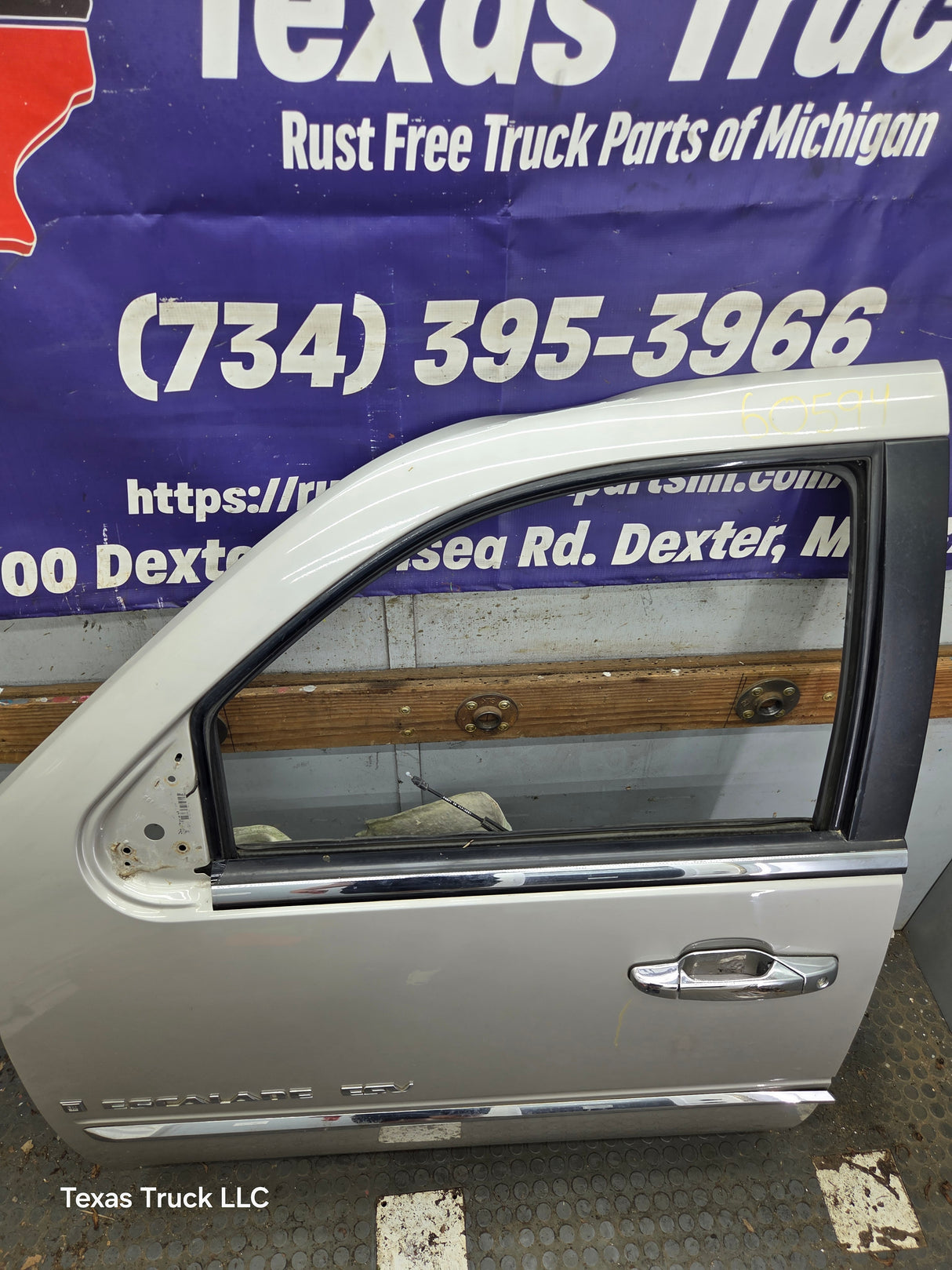 2007-2011 Cadillac Escalade LH Front Driver Side Door