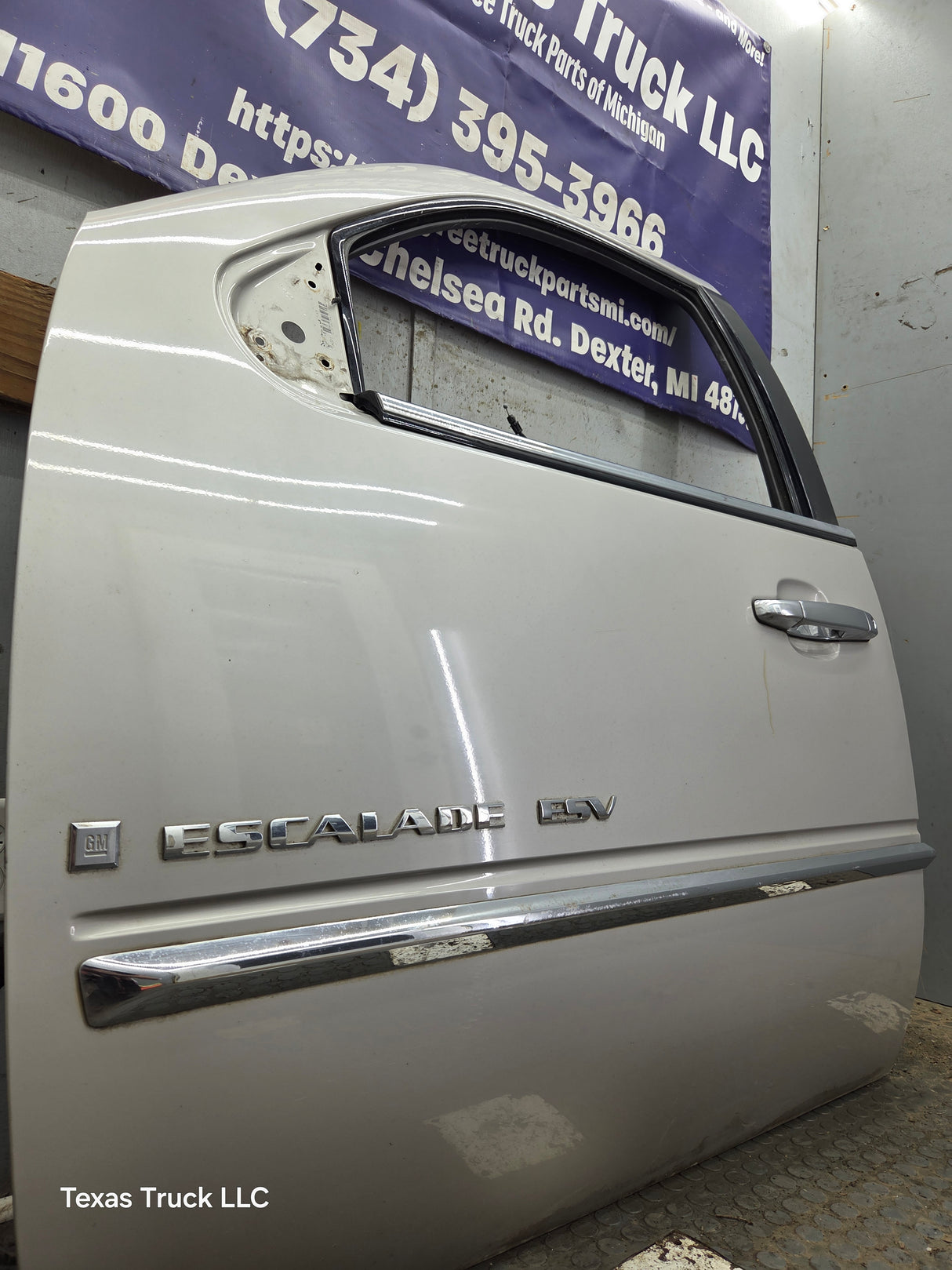 2007-2011 Cadillac Escalade LH Front Driver Side Door
