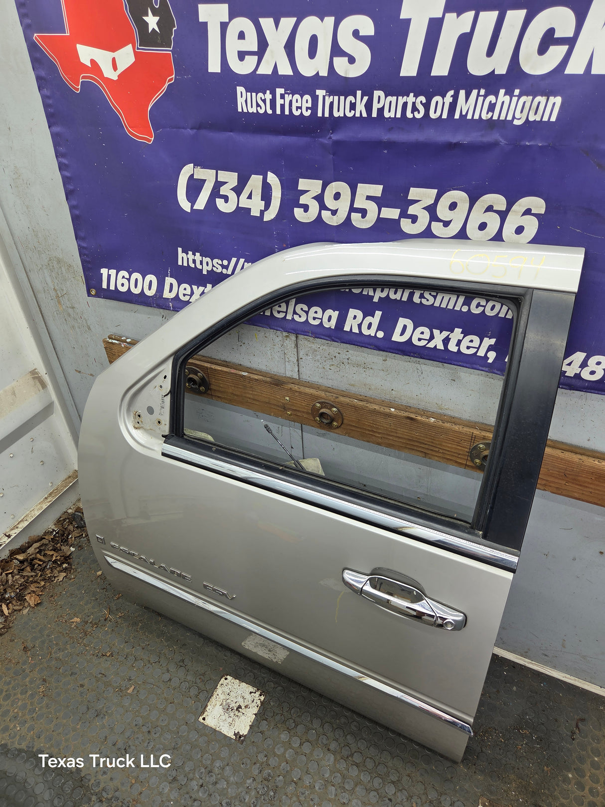 2007-2011 Cadillac Escalade LH Front Driver Side Door