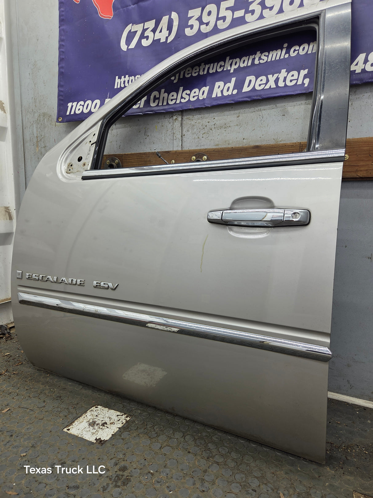 2007-2011 Cadillac Escalade LH Front Driver Side Door