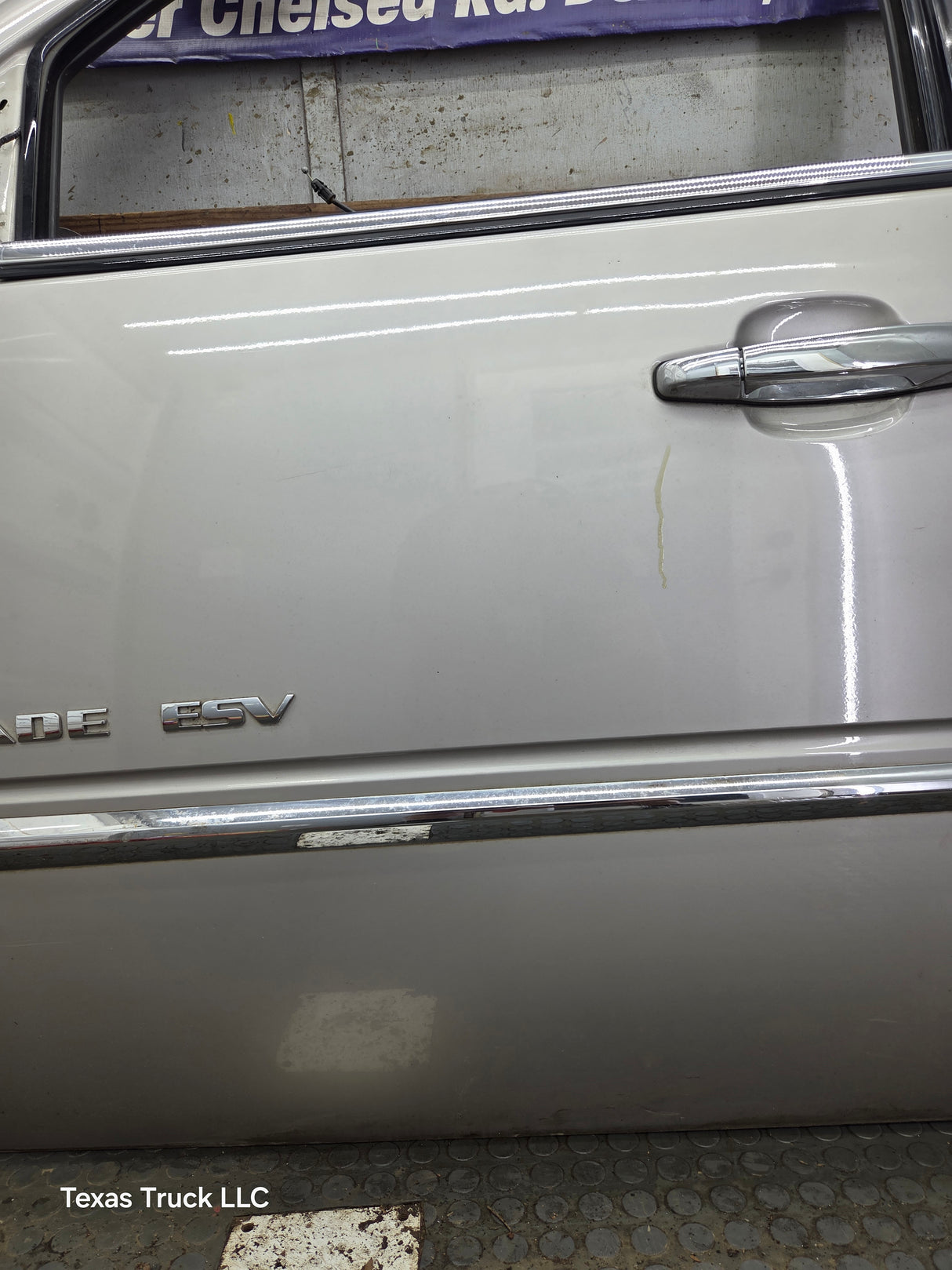 2007-2011 Cadillac Escalade LH Front Driver Side Door