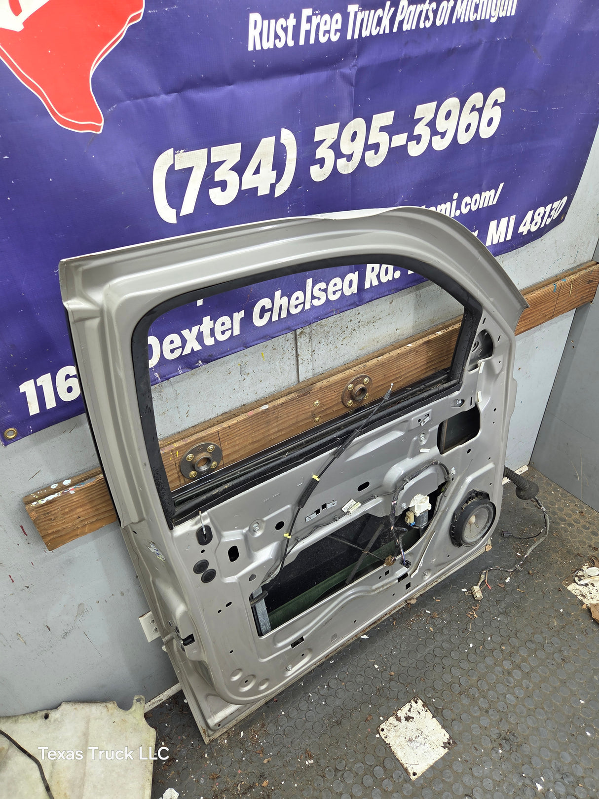 2007-2011 Cadillac Escalade LH Front Driver Side Door