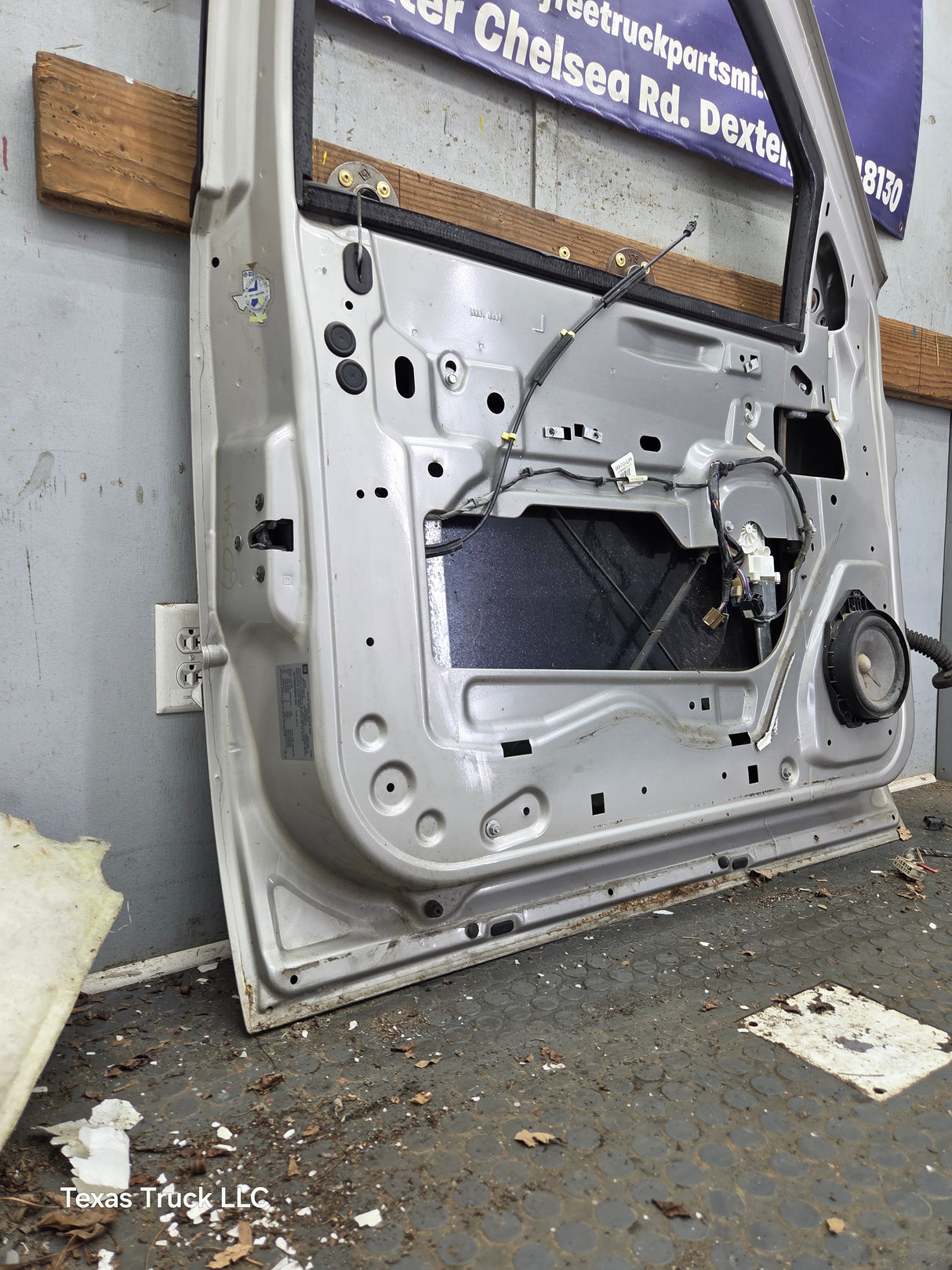 2007-2011 Cadillac Escalade LH Front Driver Side Door