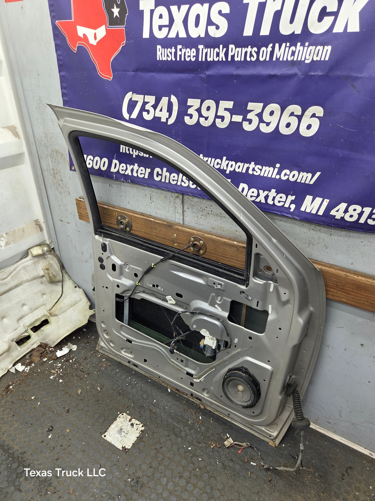 2007-2011 Cadillac Escalade LH Front Driver Side Door